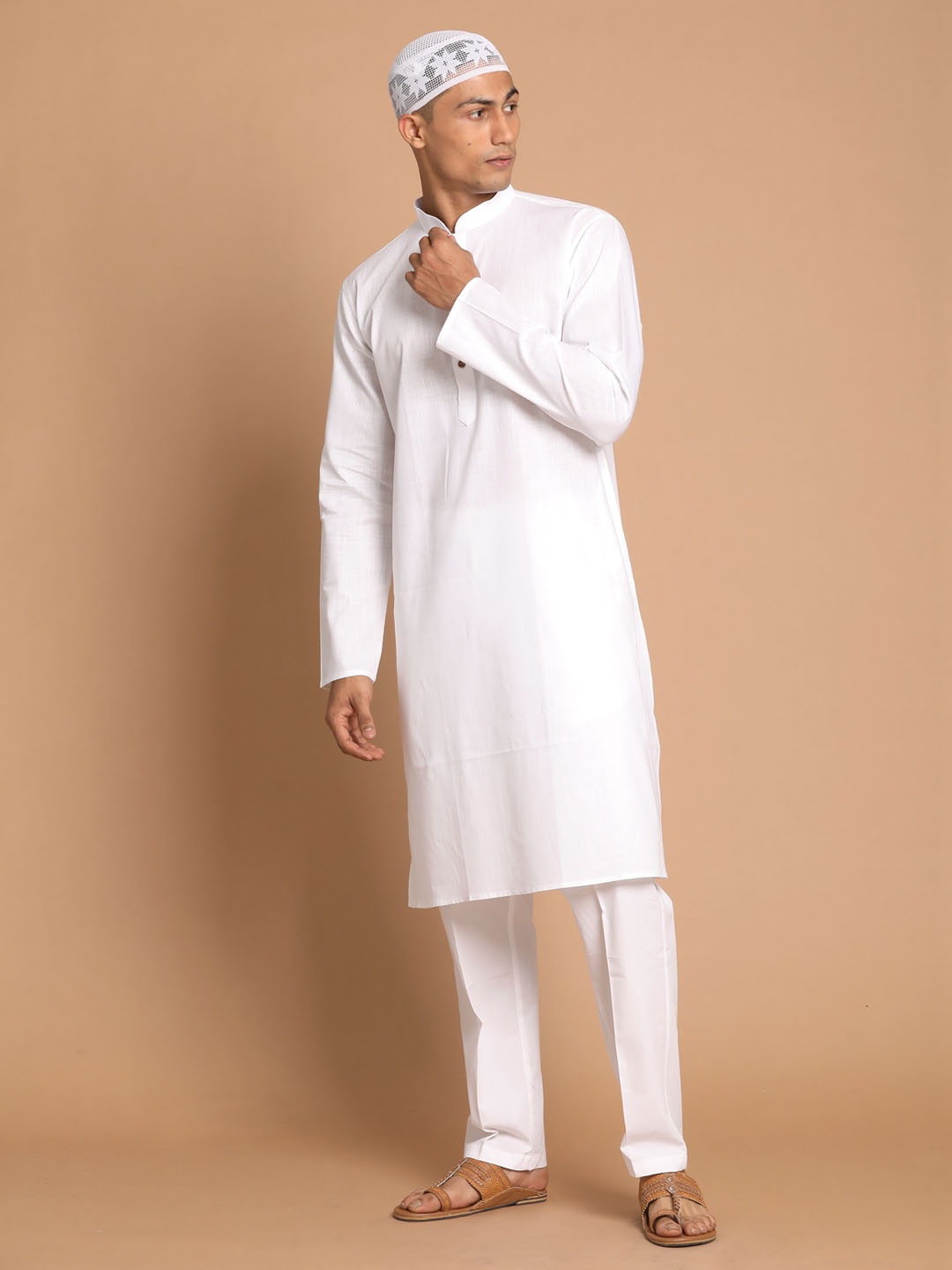 

VASTRAMAY Mandarin Collar Straight Kurta with Pyjamas & Cap, White