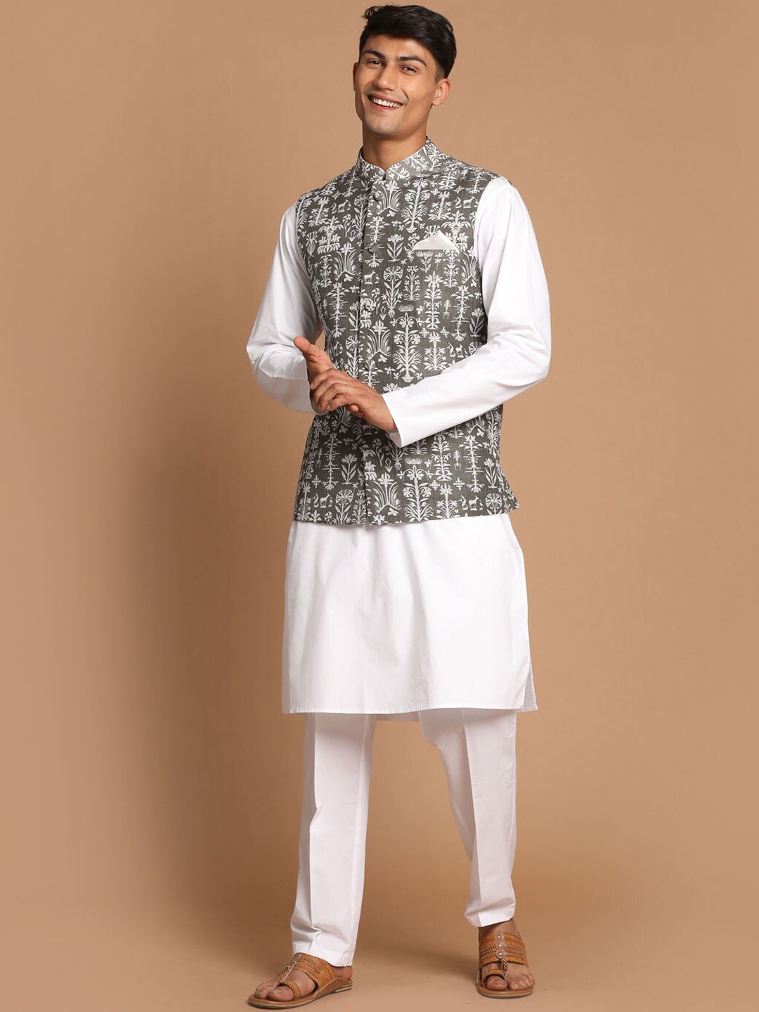 

VASTRAMAY Mandatrin Collar Kurta with Pyjamas & Printed Nehru Jacket, White