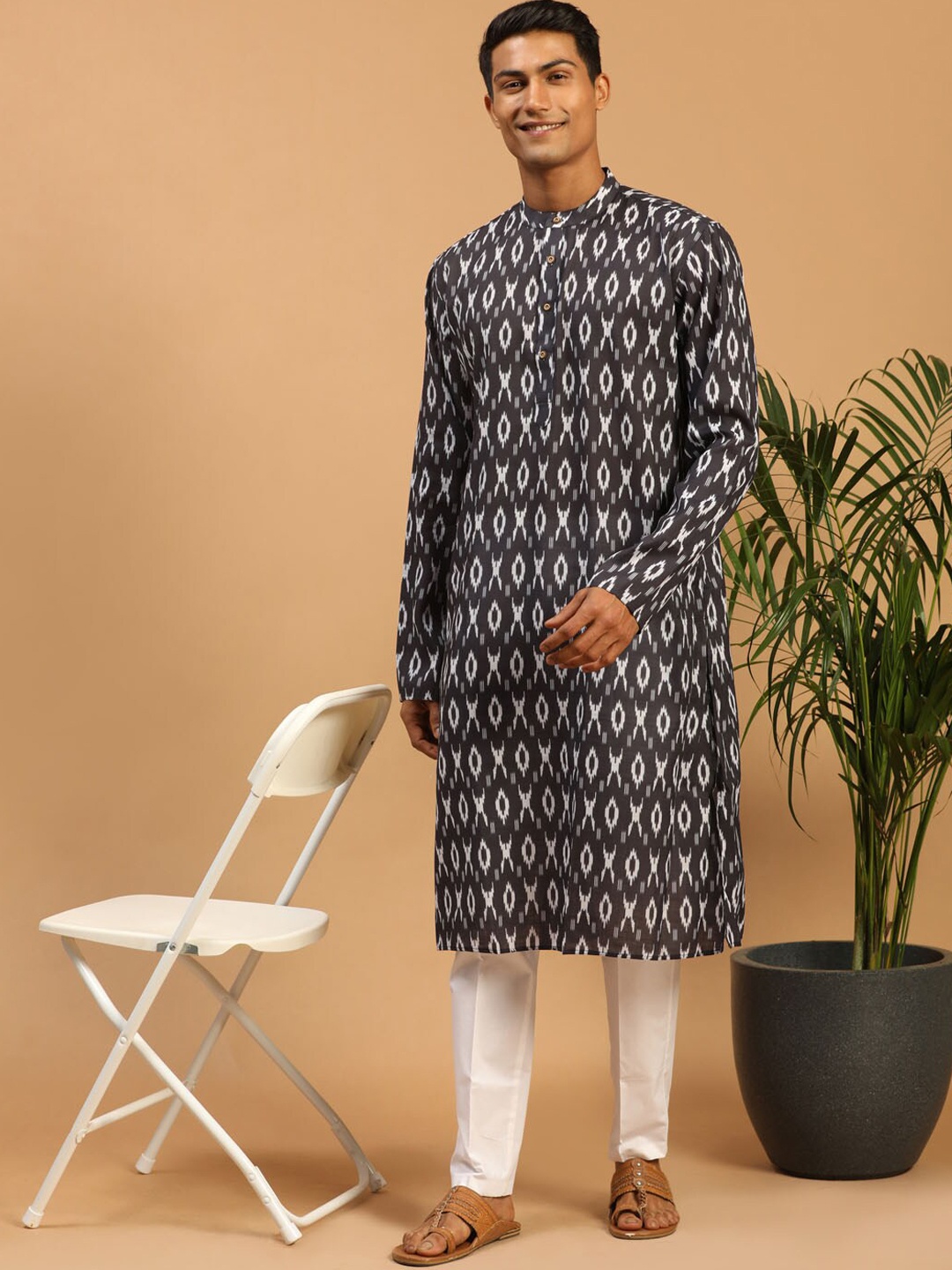 

VASTRAMAY Ikat Printed Mandarin Collar Kurta with Pyjamas, Black