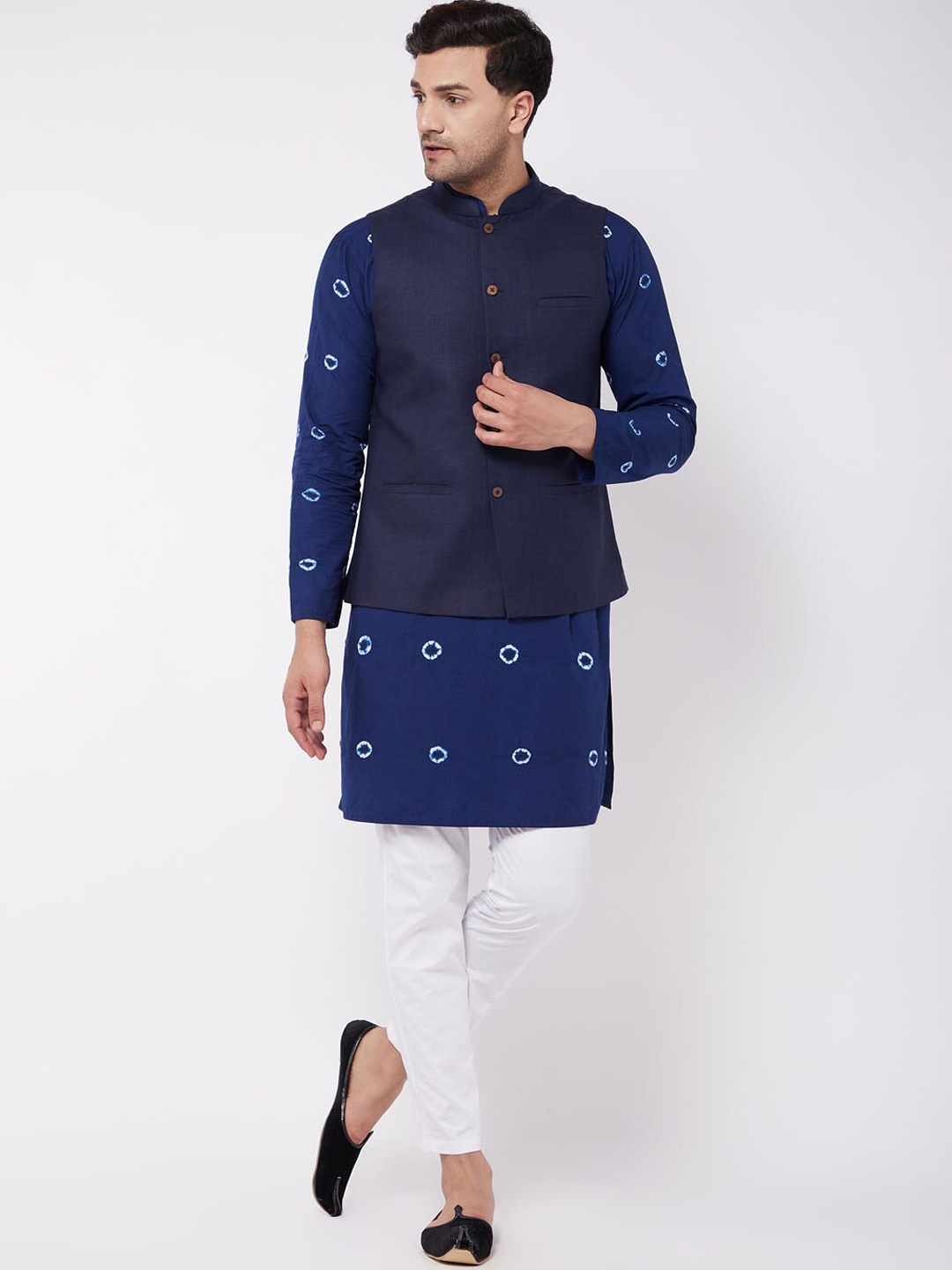 

VASTRAMAY Bandhani Dyed Mandarin Collar Pure Cotton Kurta with Pyjamas & Nehru Jacket, Blue