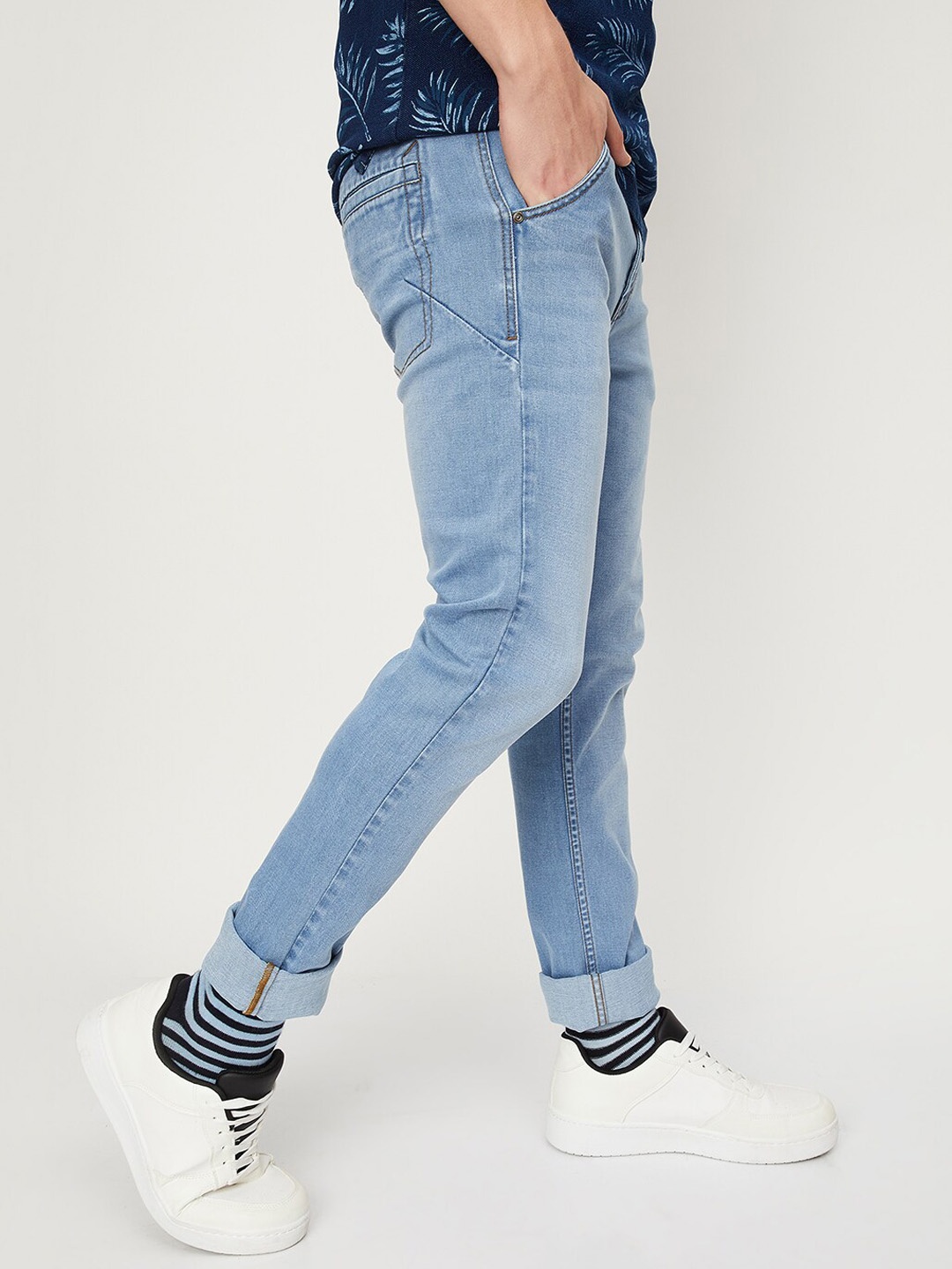

max Men Regular Fit Light Fade Jeans, Blue