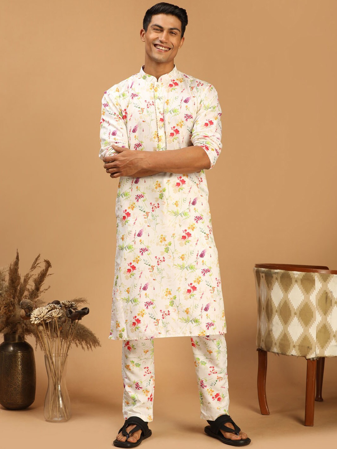 

VASTRAMAY Floral Printed Mandarin Collar Kurta with Pyjamas, Cream
