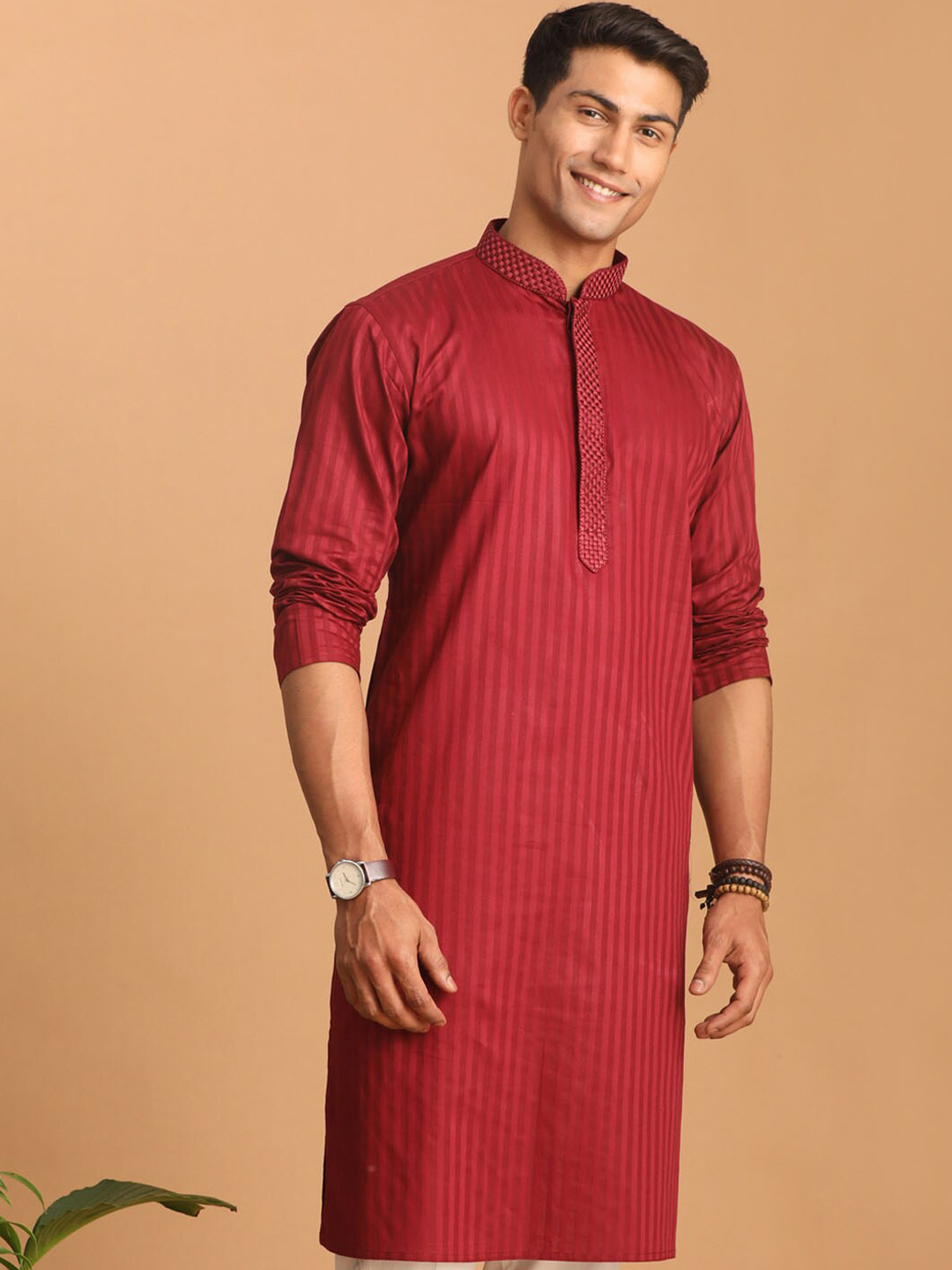 

VASTRAMAY Striped Mandarin Collar Kurta, Maroon