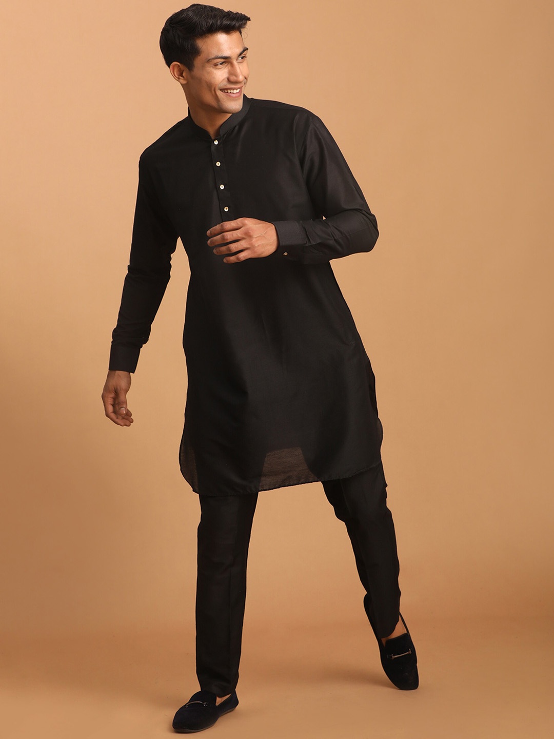 

VASTRAMAY Mandarin Collar Curved Kurta with Pyjamas, Black