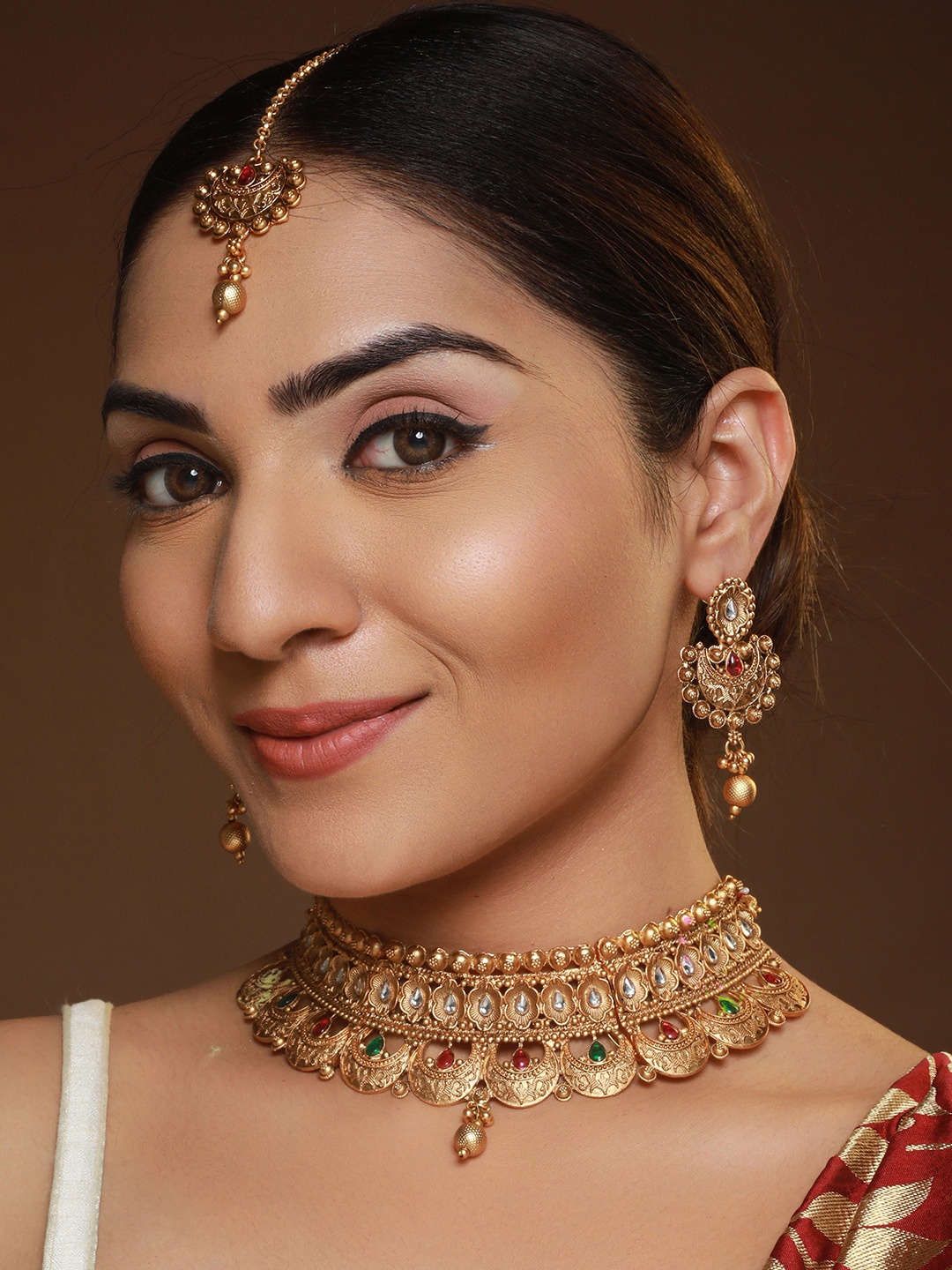 

Priyaasi Traditional Floral Studded Gold-Plated Choker Jewellery Set with Maangtikka