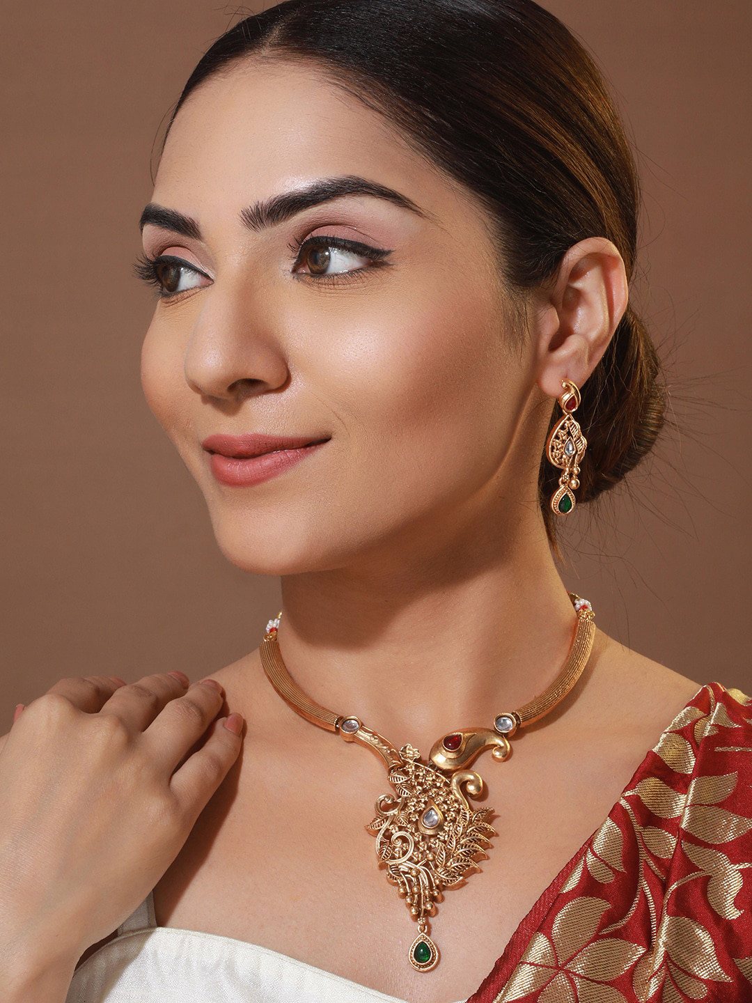 

Priyaasi Gold-Plated Paisley Leaves Kemp Stone Studded Jewellery Set