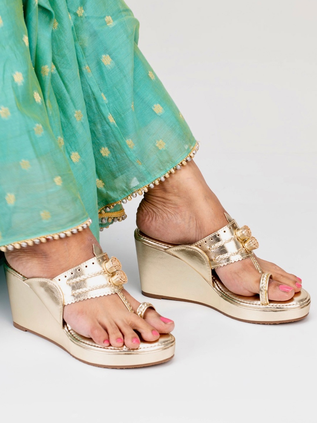 

TIC TAC TOE Woven Design Open One Toe Wedges, Gold