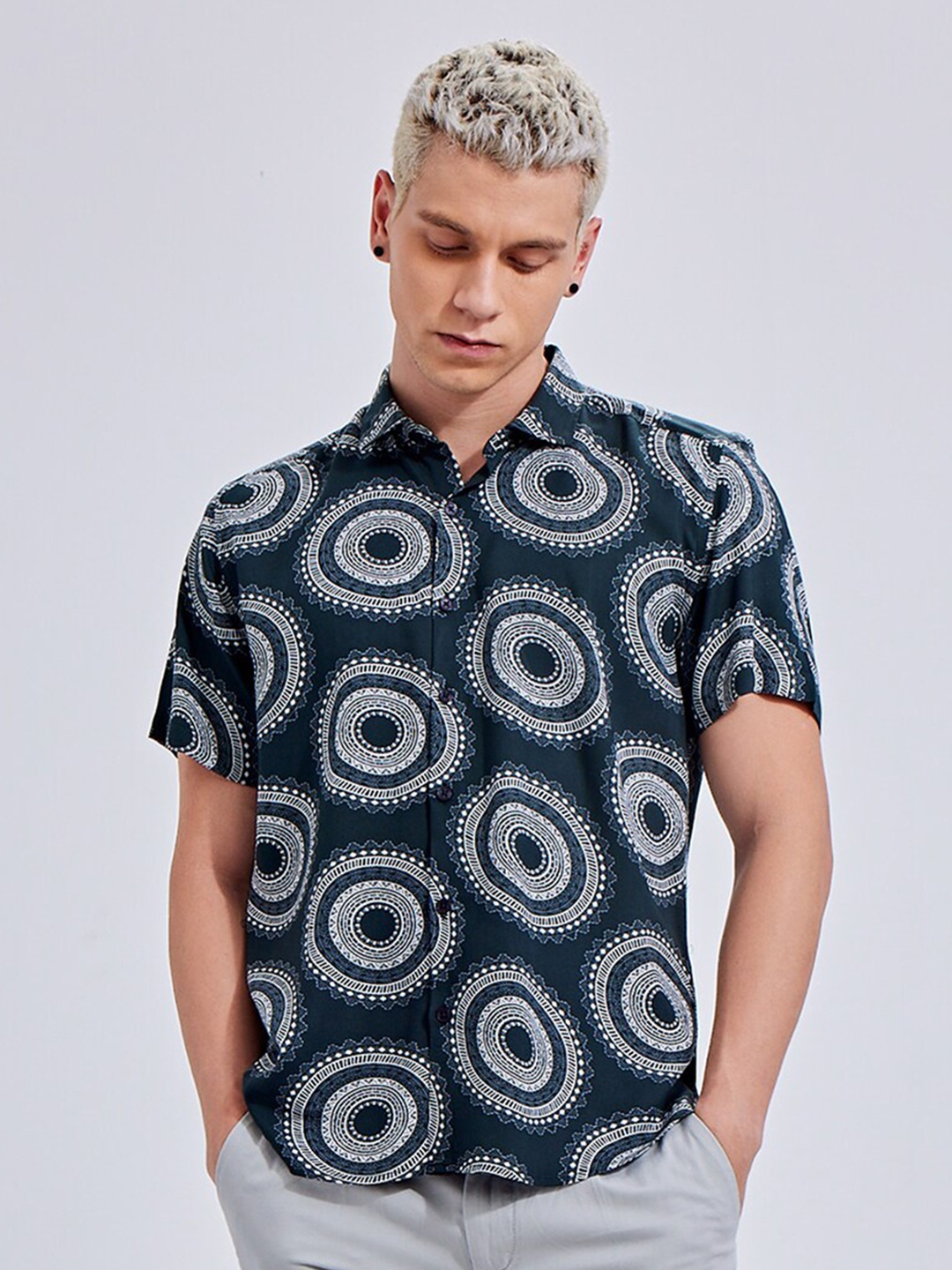 

Snitch Green Ethnic Motifs Printed Slim Fit Casual Shirt