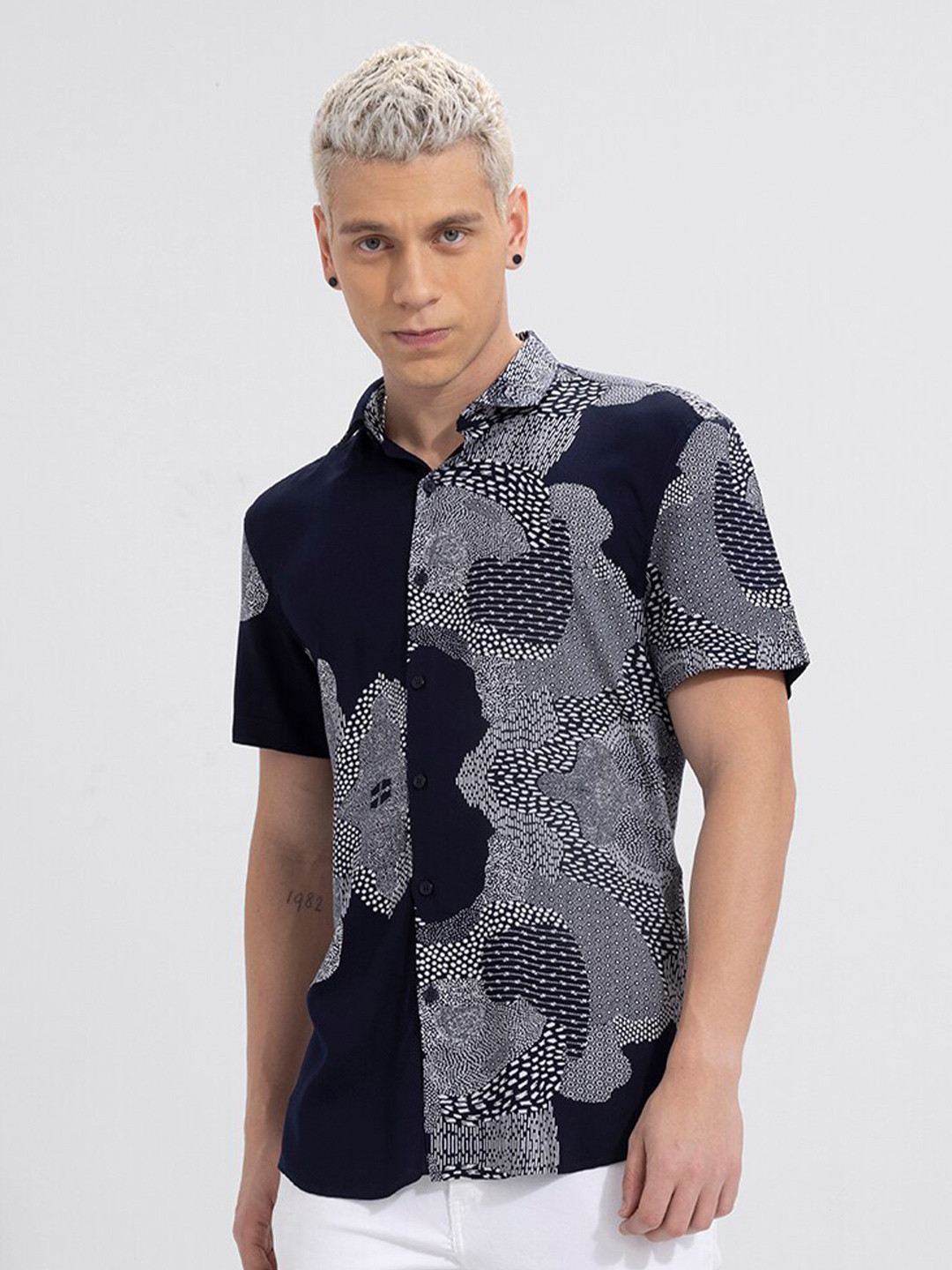 

Snitch Abstract Printed Spread Collar Slim Fit Casual Shirt, Navy blue