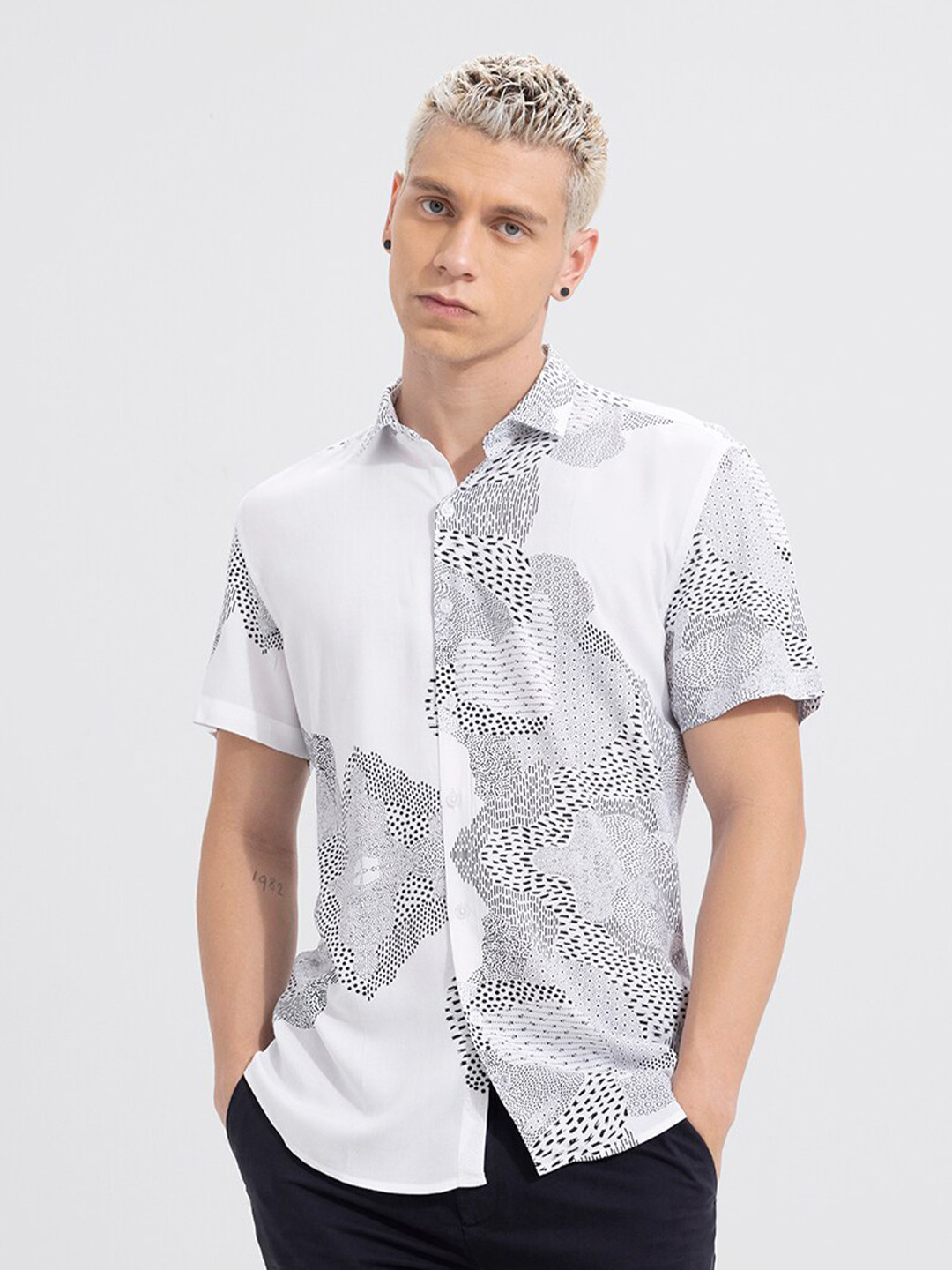 

Snitch White & Black Abstract Printed Short Sleeves Slim Fit Casual Shirt