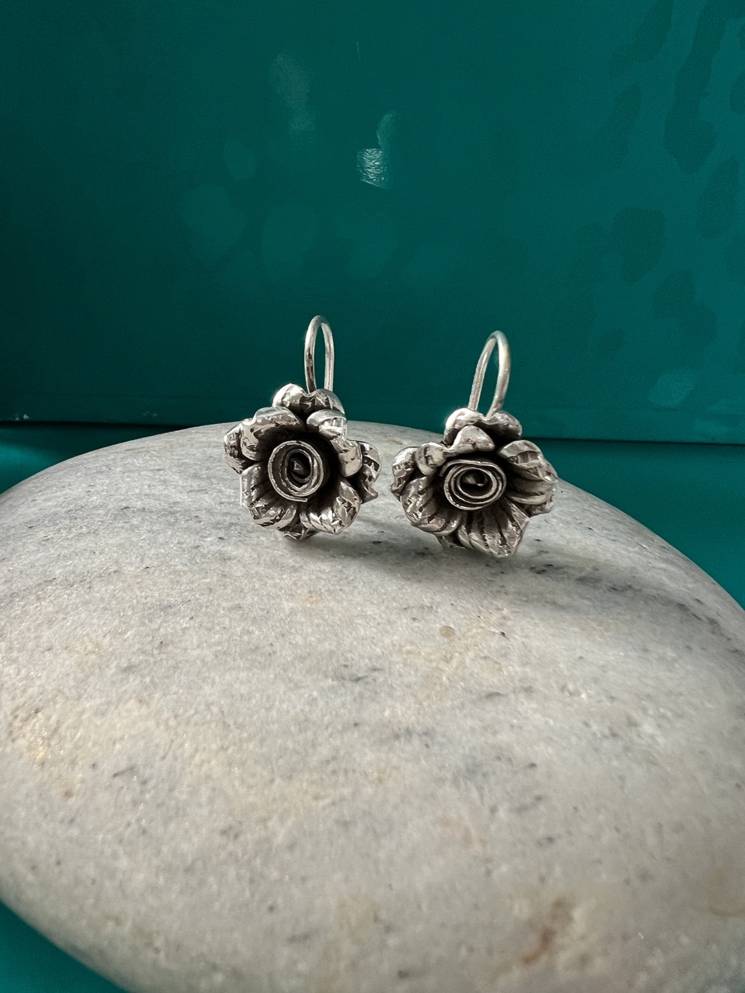 

Arte Jewels Silver-Plated Floral Studs Earrings