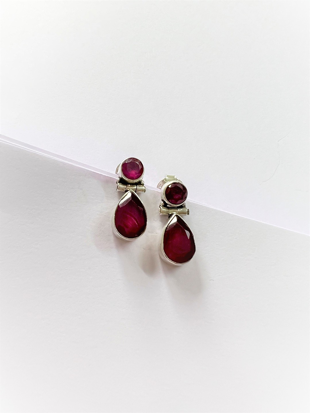 

Arte Jewels Silver Teardrop Shaped Drop Earrings