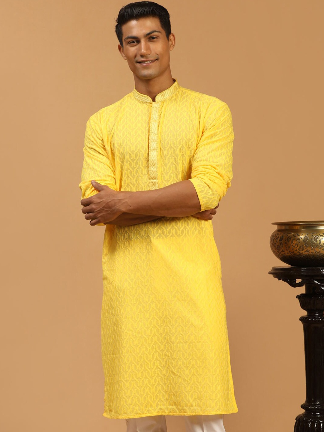 

VASTRAMAY Geometric Embroidered Thread Work Mandarin collar Kurta, Yellow