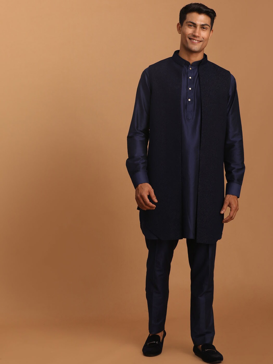 

VASTRAMAY Men Navy Shimmer Front Open Jacket With Solid Kurta And Pant Set, Navy blue