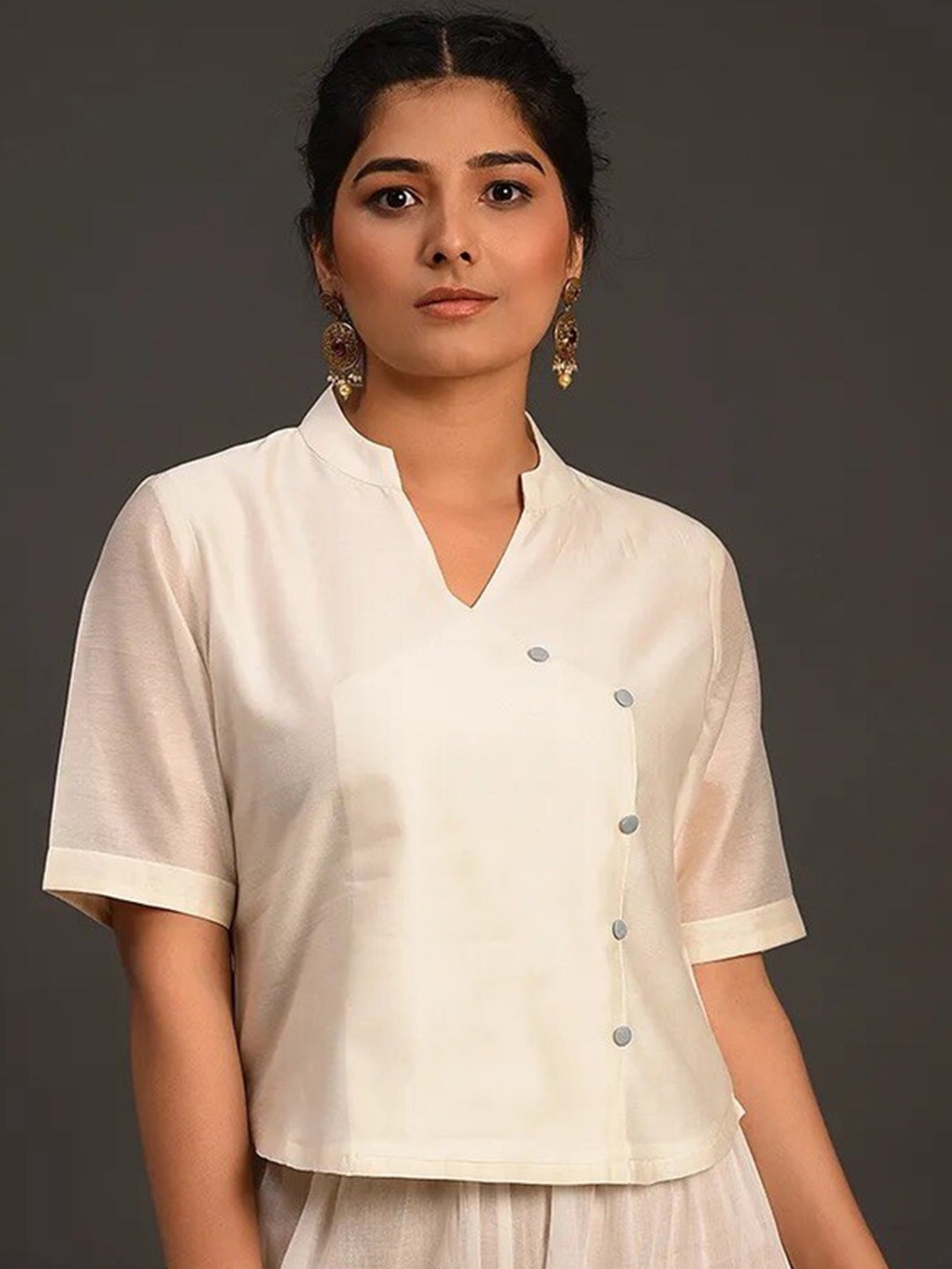 

SMRITI GUPTA Mandarin Collar Short Sleeves Ethnic Top, Off white