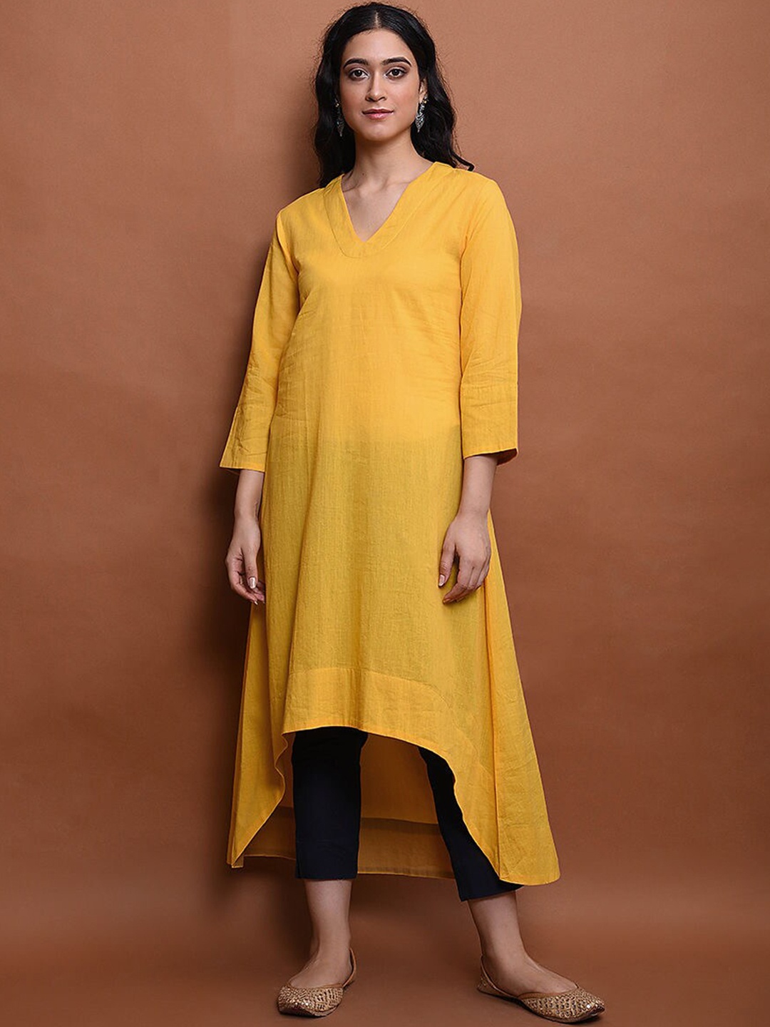 

SMRITI GUPTA V-Neck Asymetric Hem Chanderi Cotton A-Line Kurta, Yellow