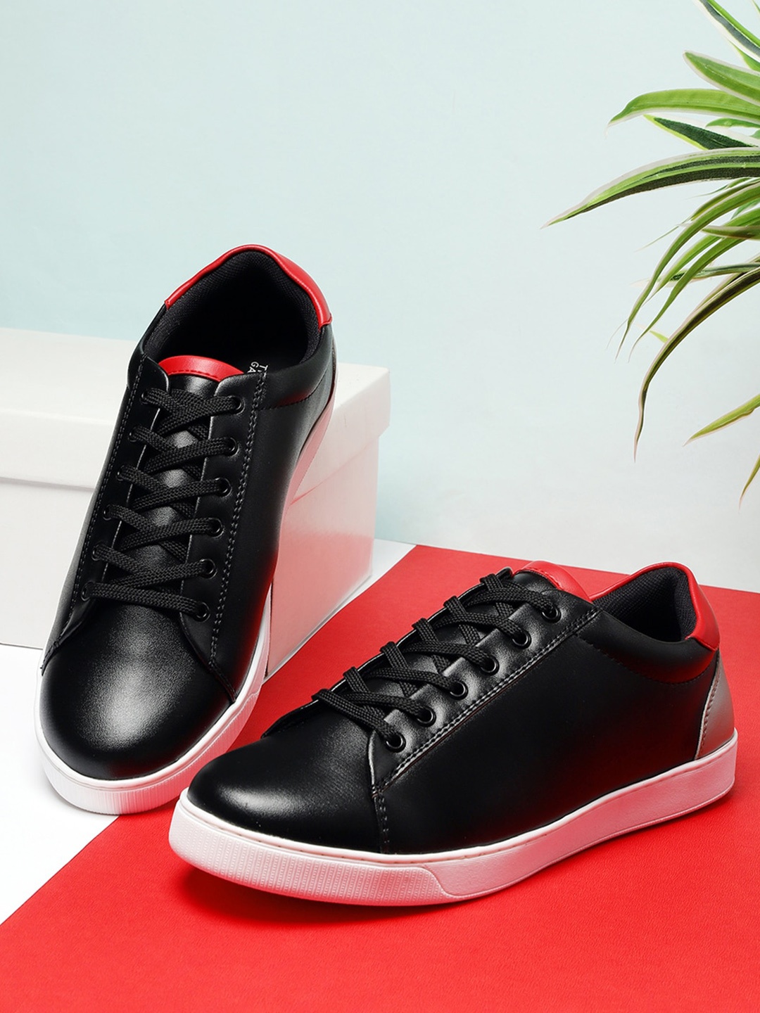 

The Indian Garage Co Men Lace- Up Contrast Sole Sneakers, Black