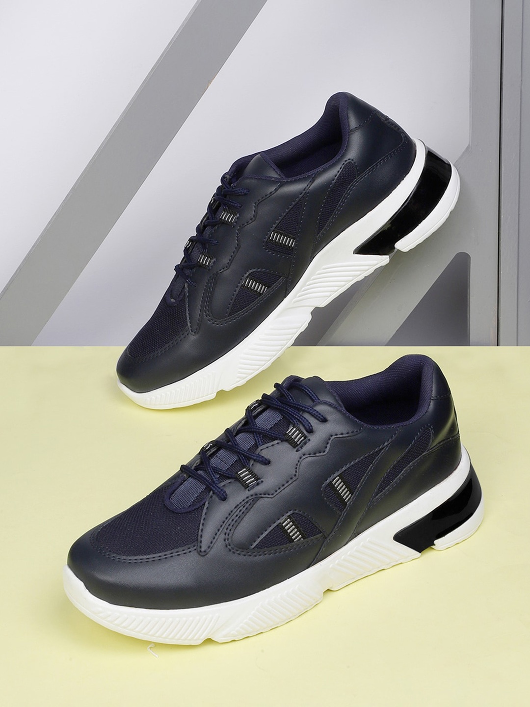 

The Indian Garage Co Men Textured Contrast Sole Sneakers, Navy blue