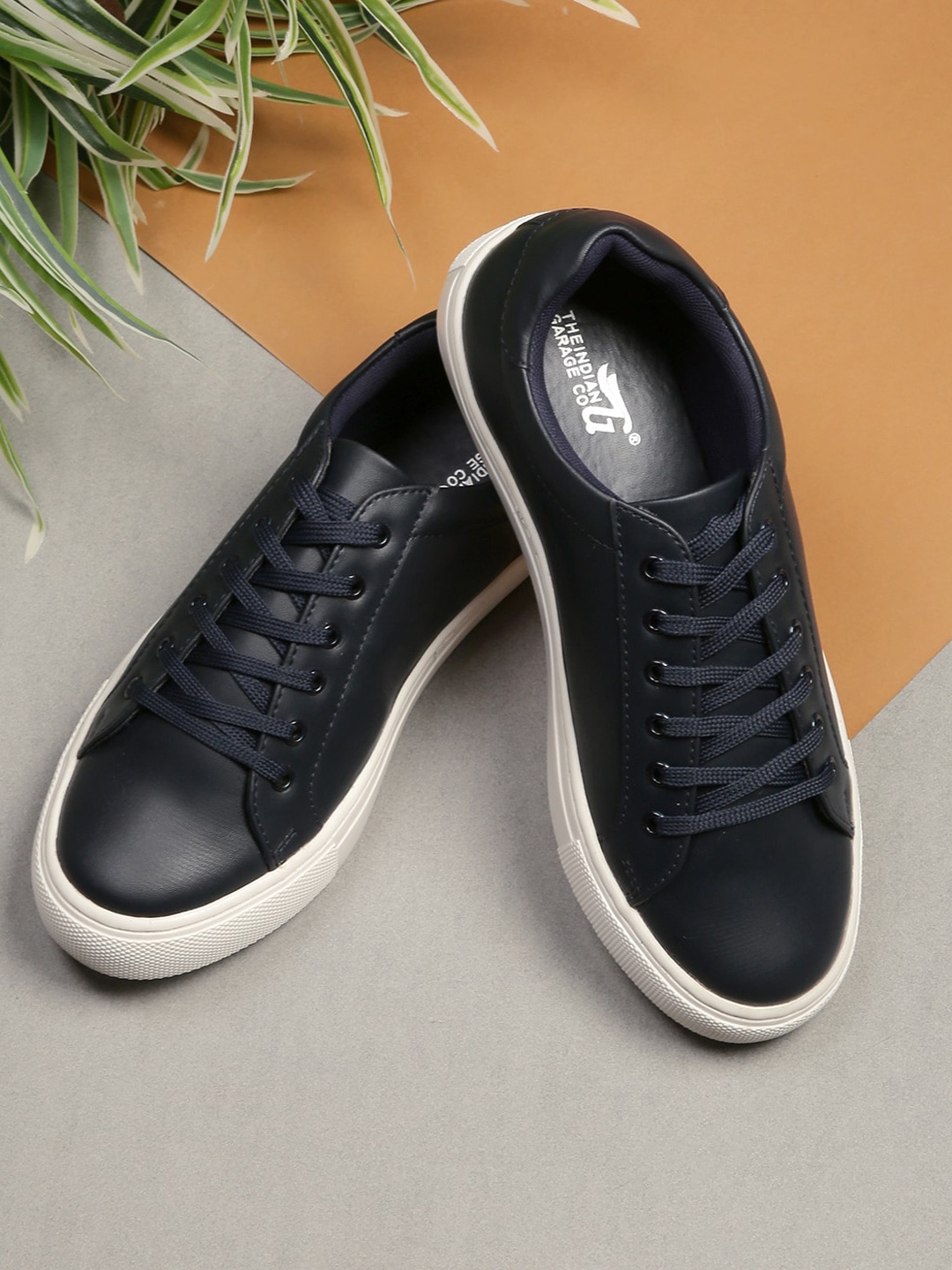 

The Indian Garage Co Men Contrast Sole Sneakers, Navy blue