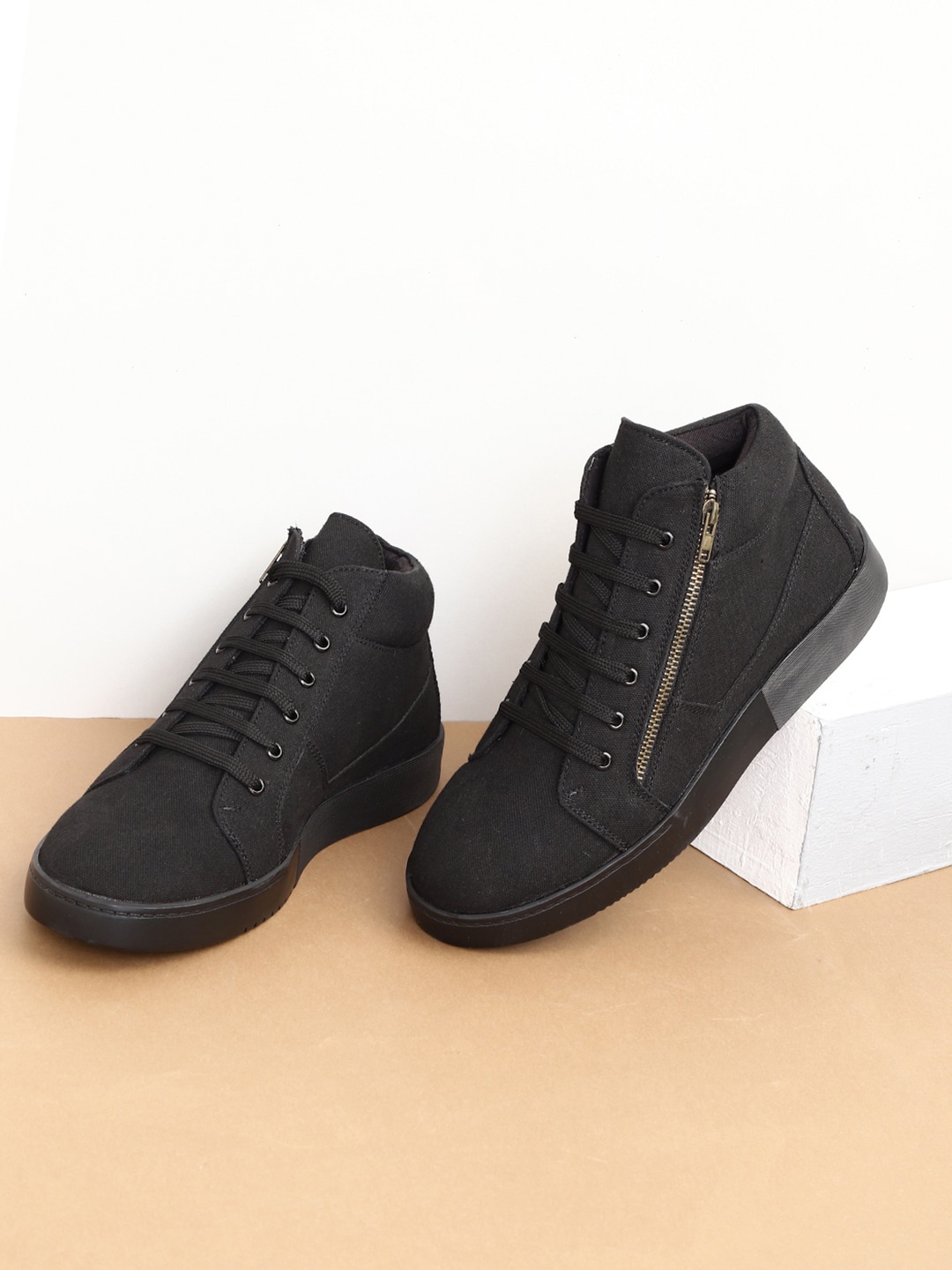 

The Indian Garage Co Men Canvas Basics Sneakers, Black
