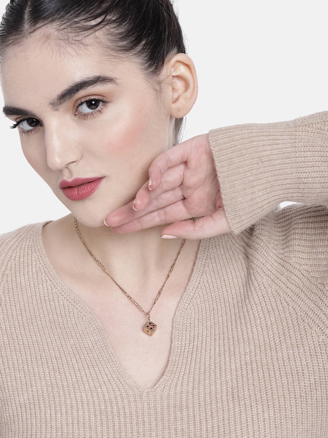 

DressBerry Women Dice-Shaped Pendant With Chain, Gold