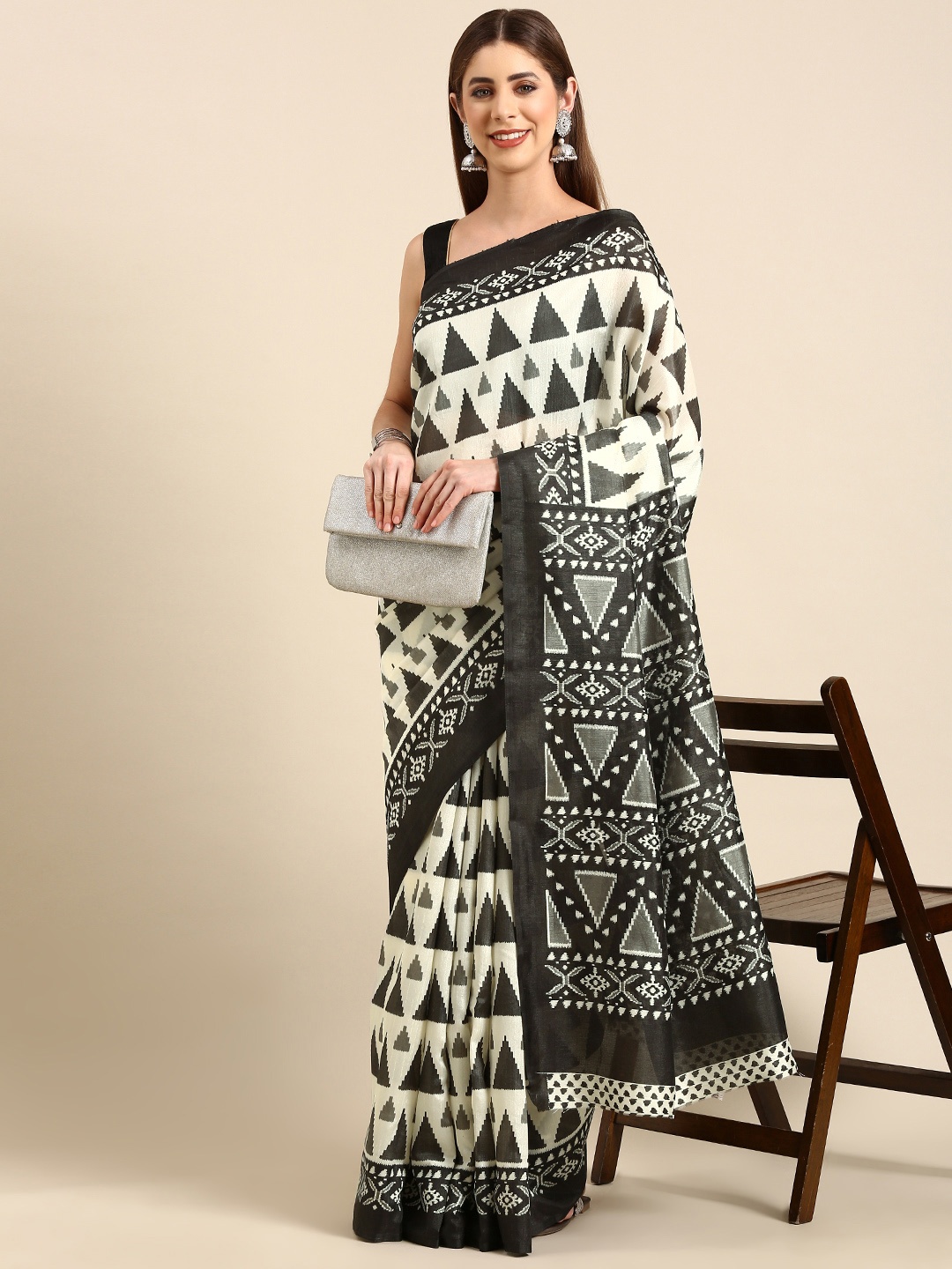 

SHANVIKA Geometric Printed Art Silk Saree, Black