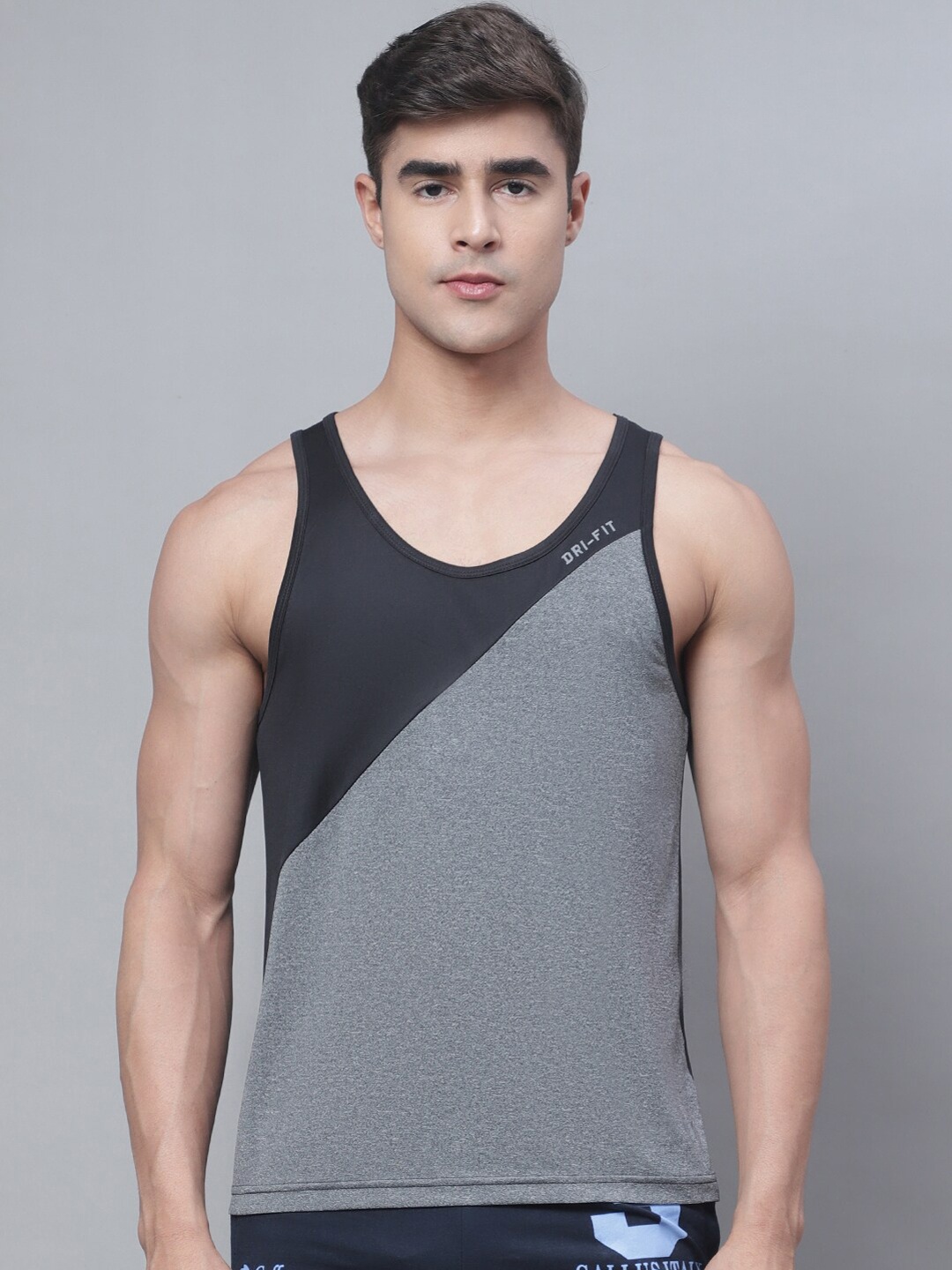 

Friskers Men Color-Blocked Anti-odor Technology Dry Fit Sports Gym Vest, Black
