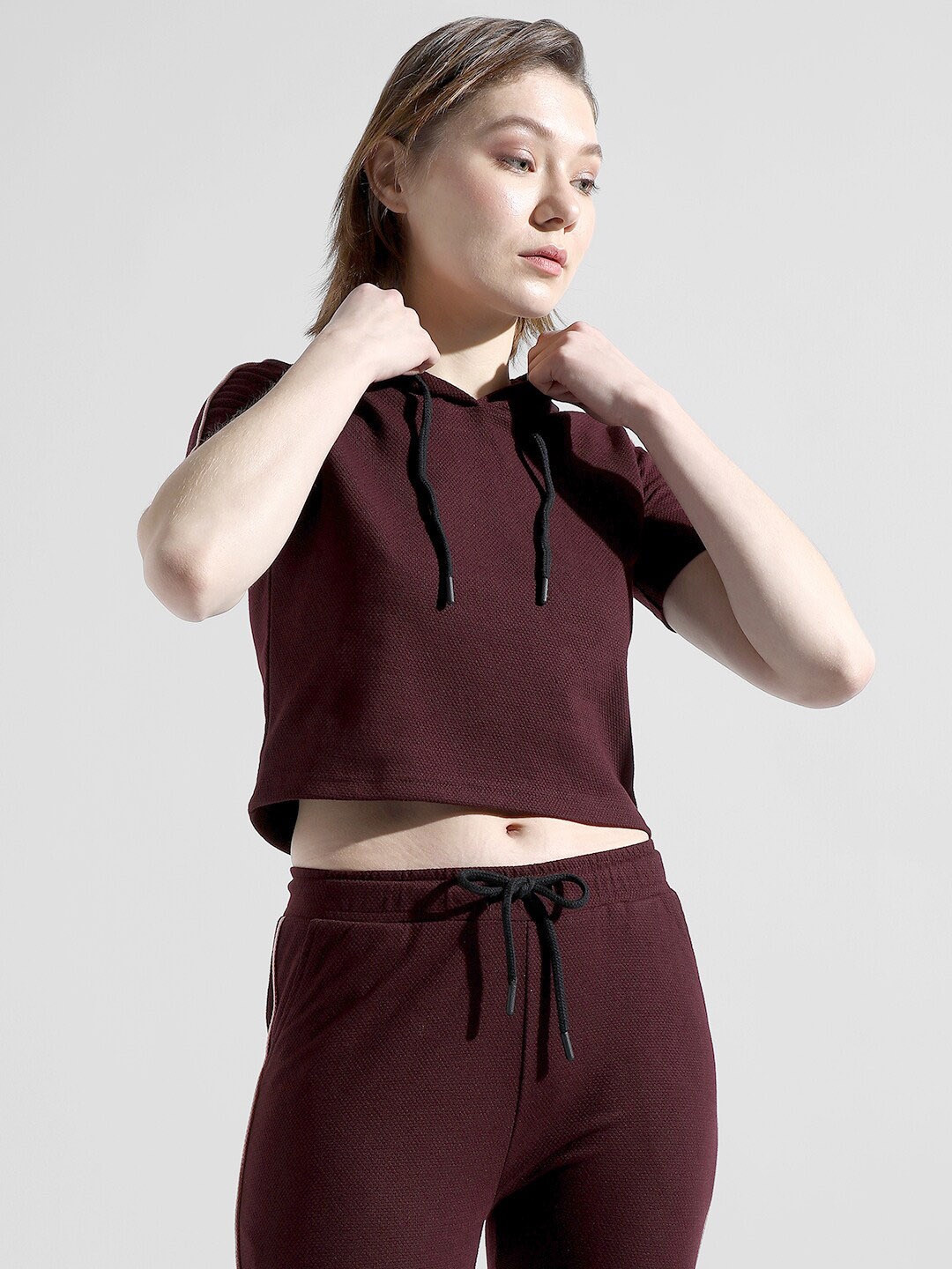 

Campus Sutra Pure Cotton Hooded T-Shirt With Joggers Co-Ords, Maroon