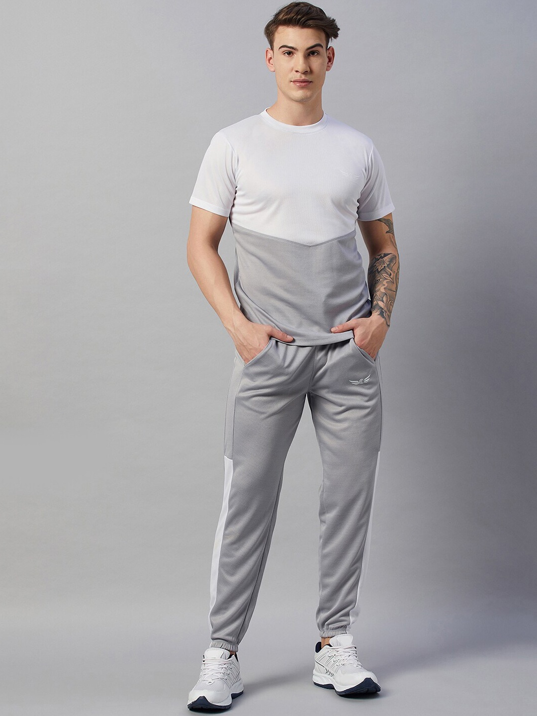 

CHROME & CORAL Men Colourblocked Tracksuit, Grey