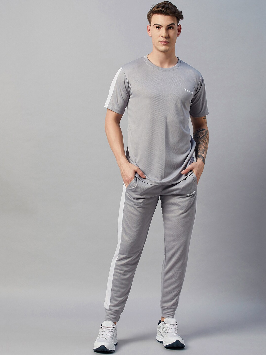

CHROME & CORAL Men Solid Tracksuit, Grey