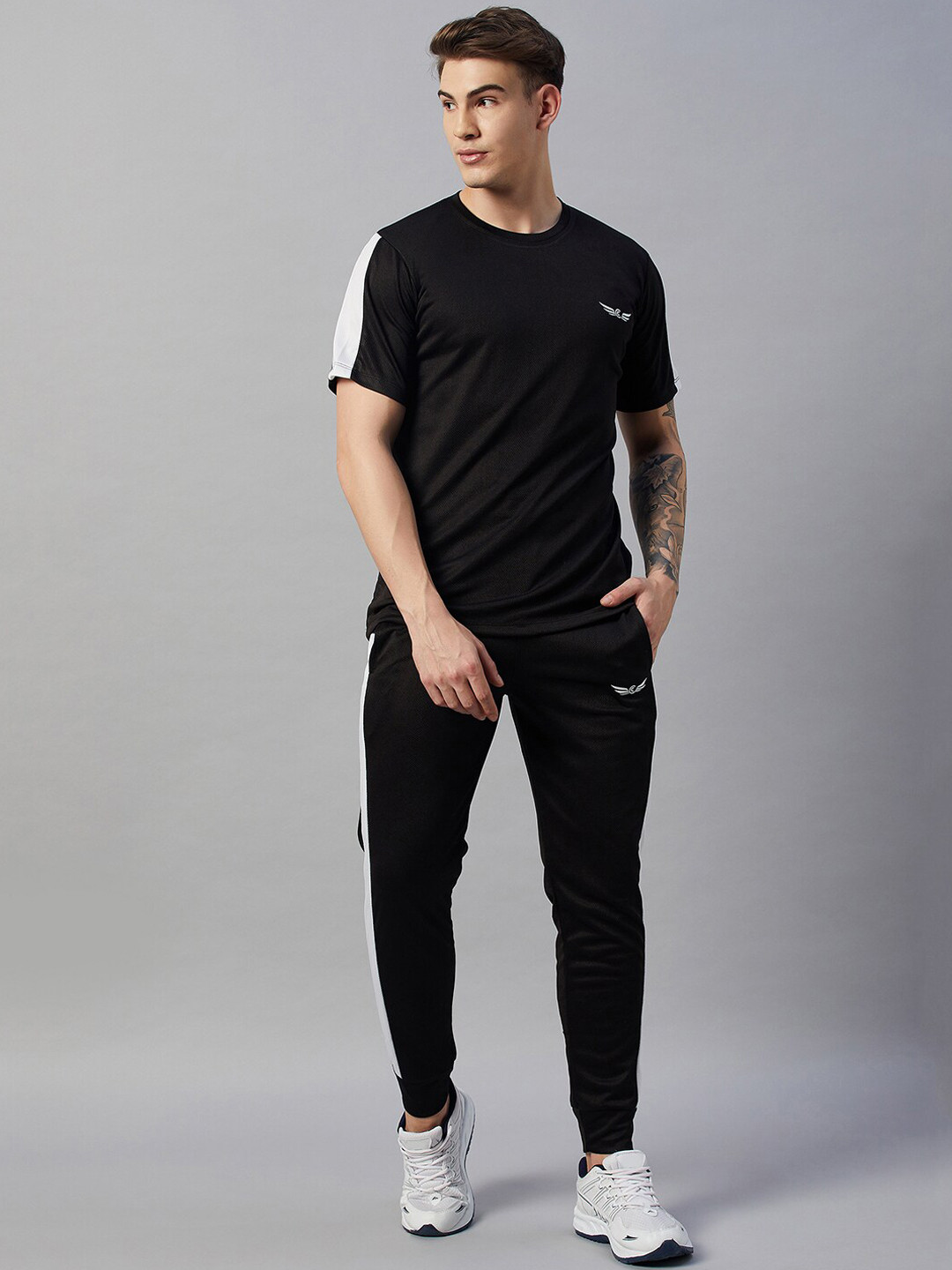 

CHROME & CORAL Men Solid Tracksuit, Black