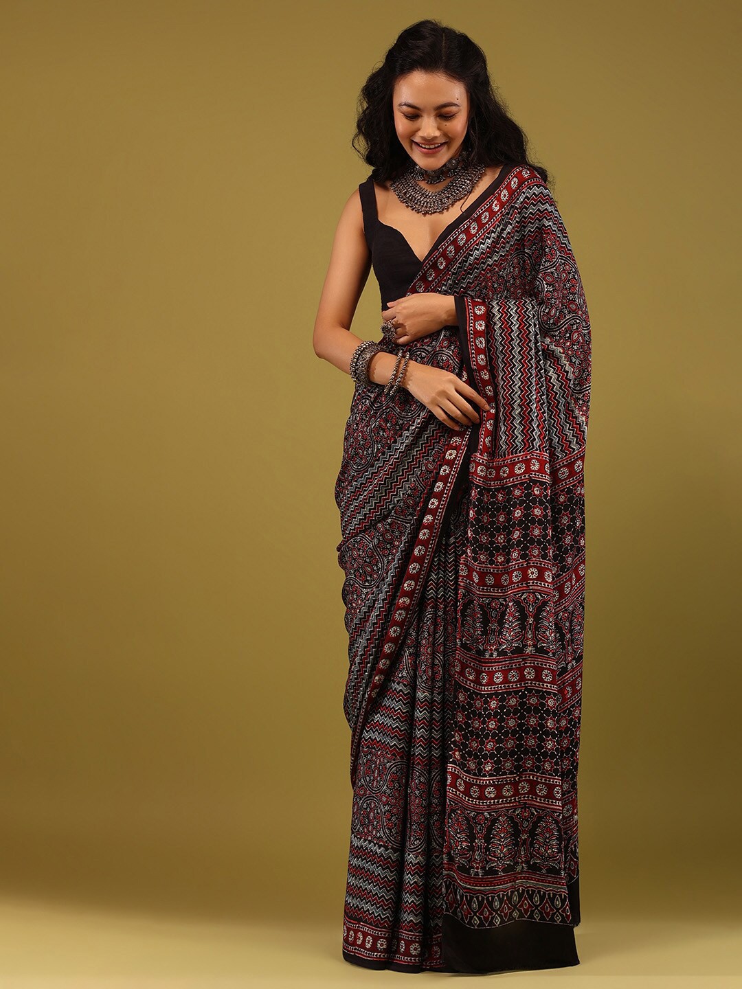 

KALKI Fashion Ethnic Motifs Printed Satin Saree, Maroon