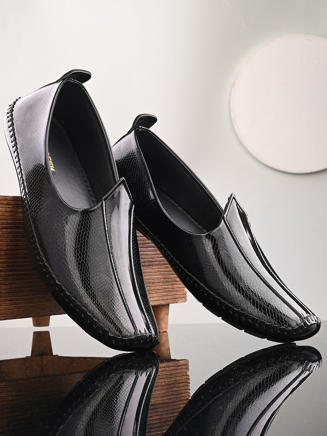 

MENGLER Men Textured Padded Basics Mojaris, Black