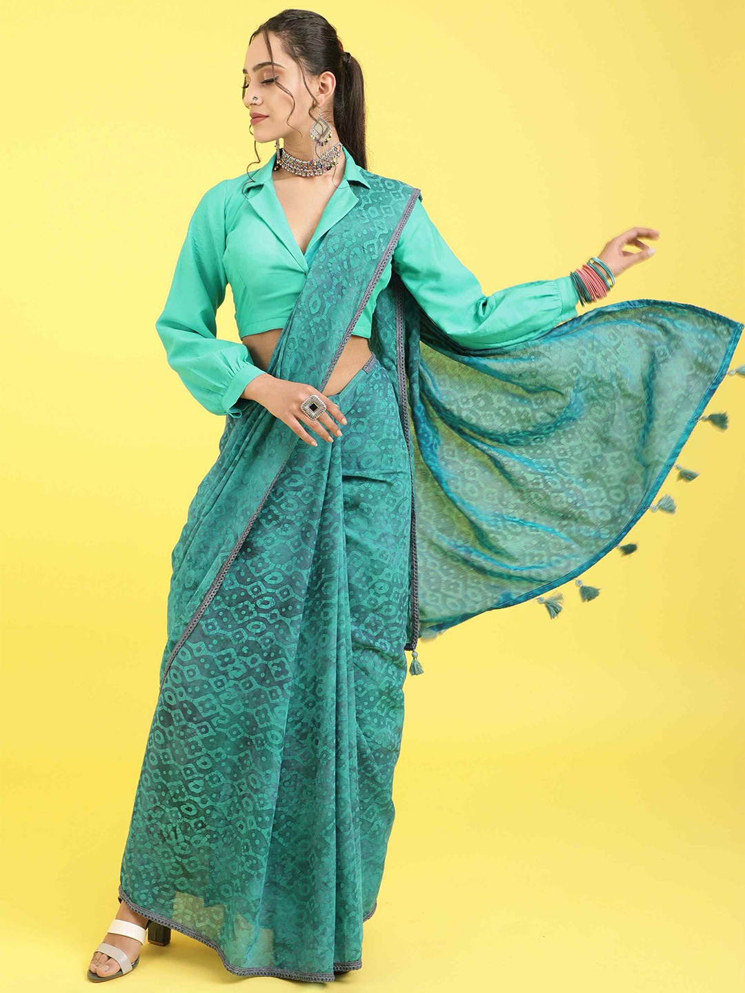 

elora Batik Printed Embroidered Liva Saree, Green