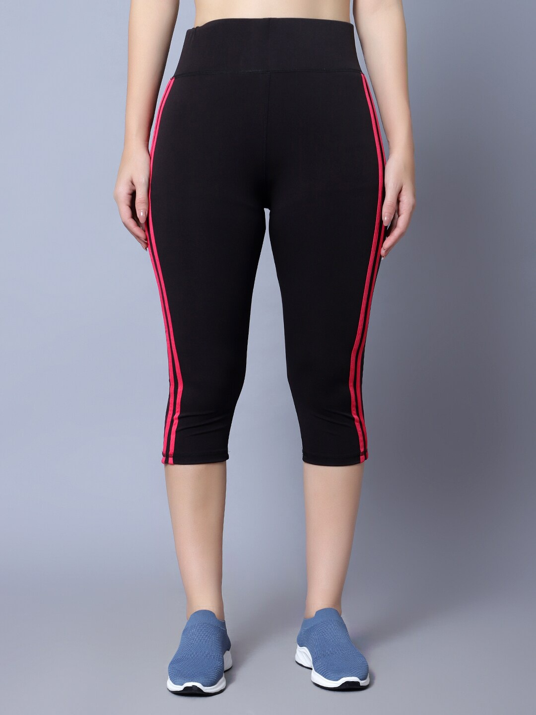 

DIAZ Women Skinny Fit Capris, Black