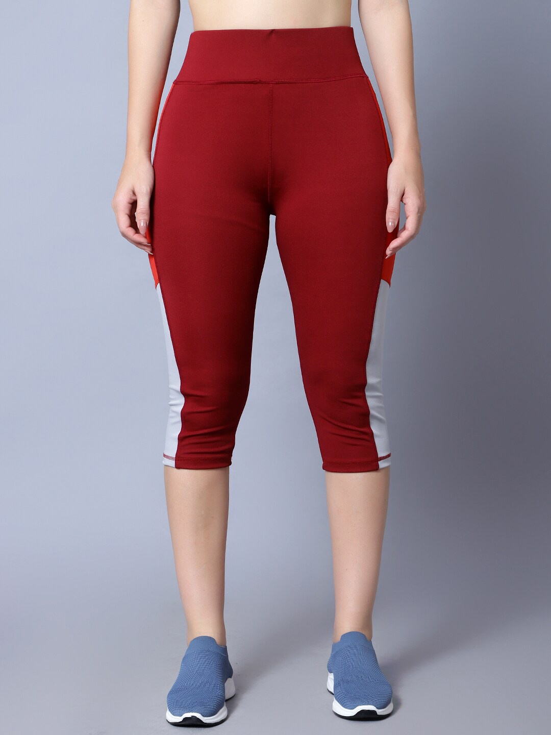 

DIAZ Women Regular Fit Sports Capris, Maroon