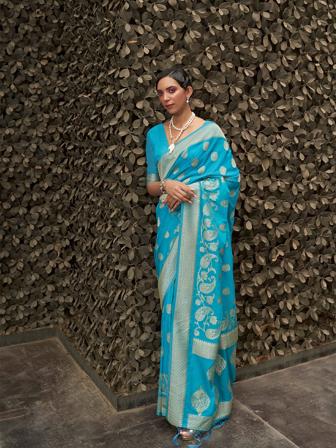 

Mitera Ethnic Motifs Woven Design Zari Silk Blend Saree, Blue