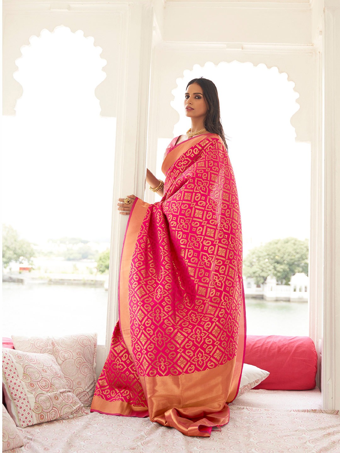 

Mitera Ethnic Motifs Woven Design Zari Saree, Pink