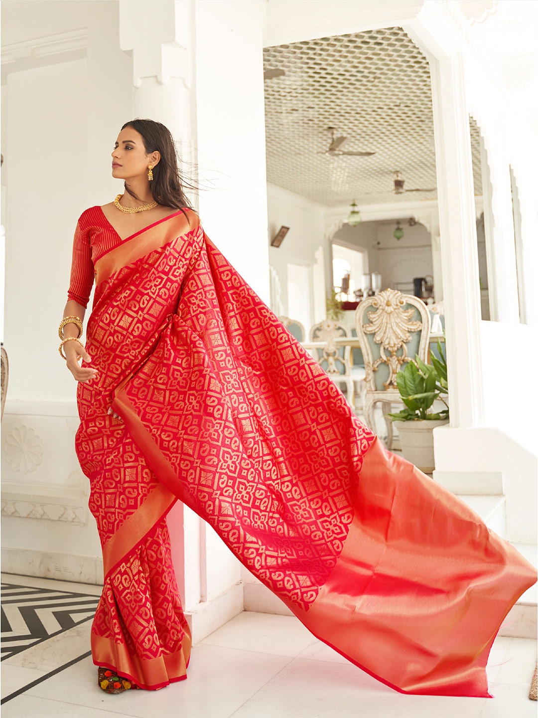 

Mitera Ethnic Motifs Woven Design Zari Saree, Red