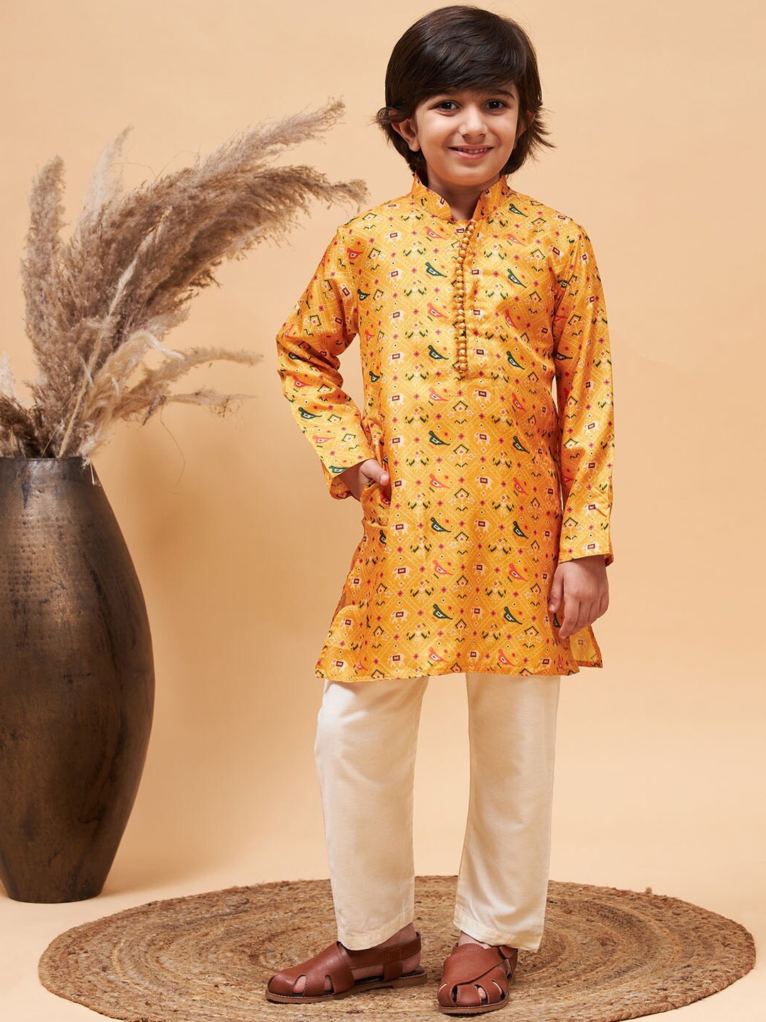 

VASTRAMAY Boys Ethnic Motifs Printed Patola Mandarin collar Regular Kurta With Pyjamas, Yellow