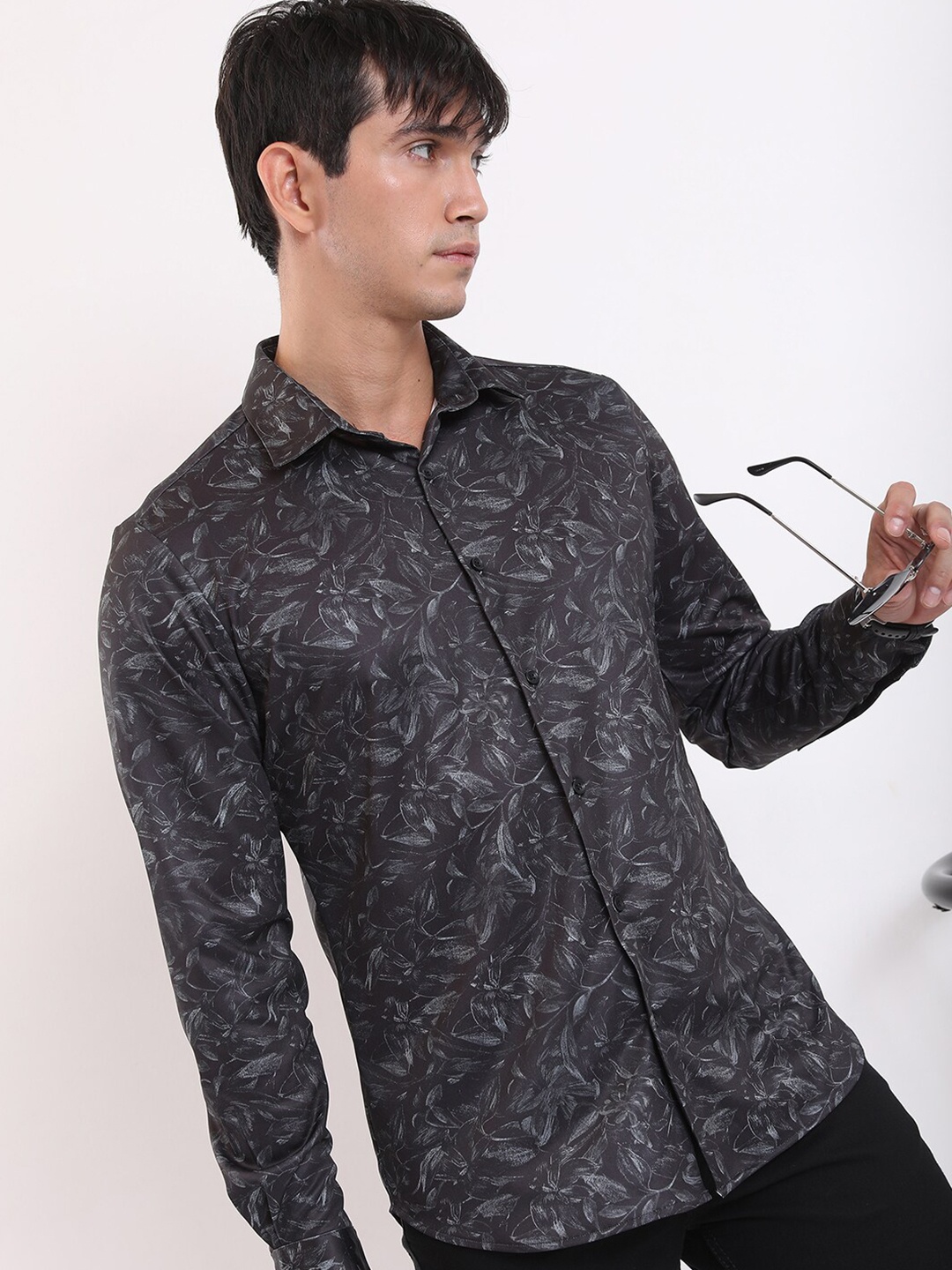 

HIGHLANDER Black Floral Printed Long Sleeves Slim Fit Casual Shirt