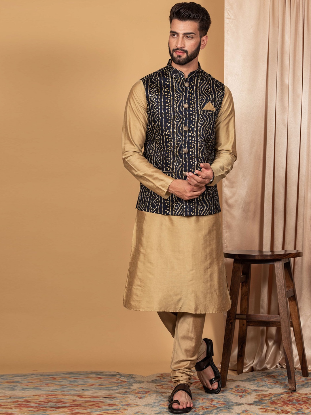 

KISAH Men Mandarin Collar Kurta with Churidar & Bandhani Print Nehru Jacket Set, Gold