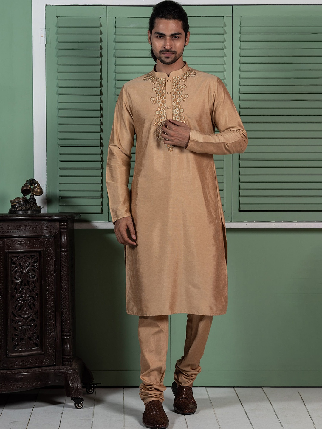 

KISAH Geometric Yoke Design Mandarin Collar Regular Kurta With Churidar, Gold