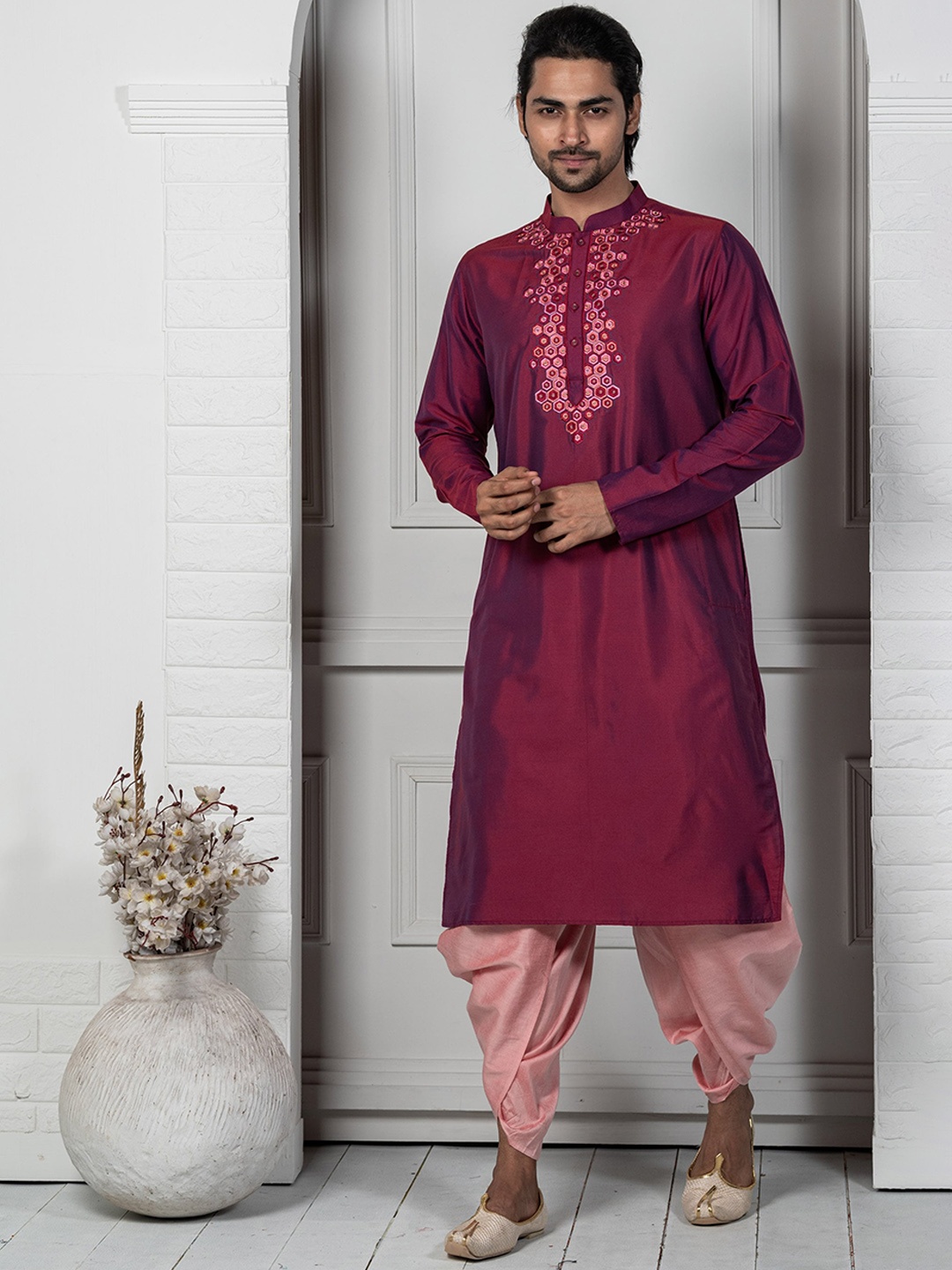 

KISAH Geometric Embroidered Mandarin Collar Straight Kurta with Dhoti Pants, Magenta