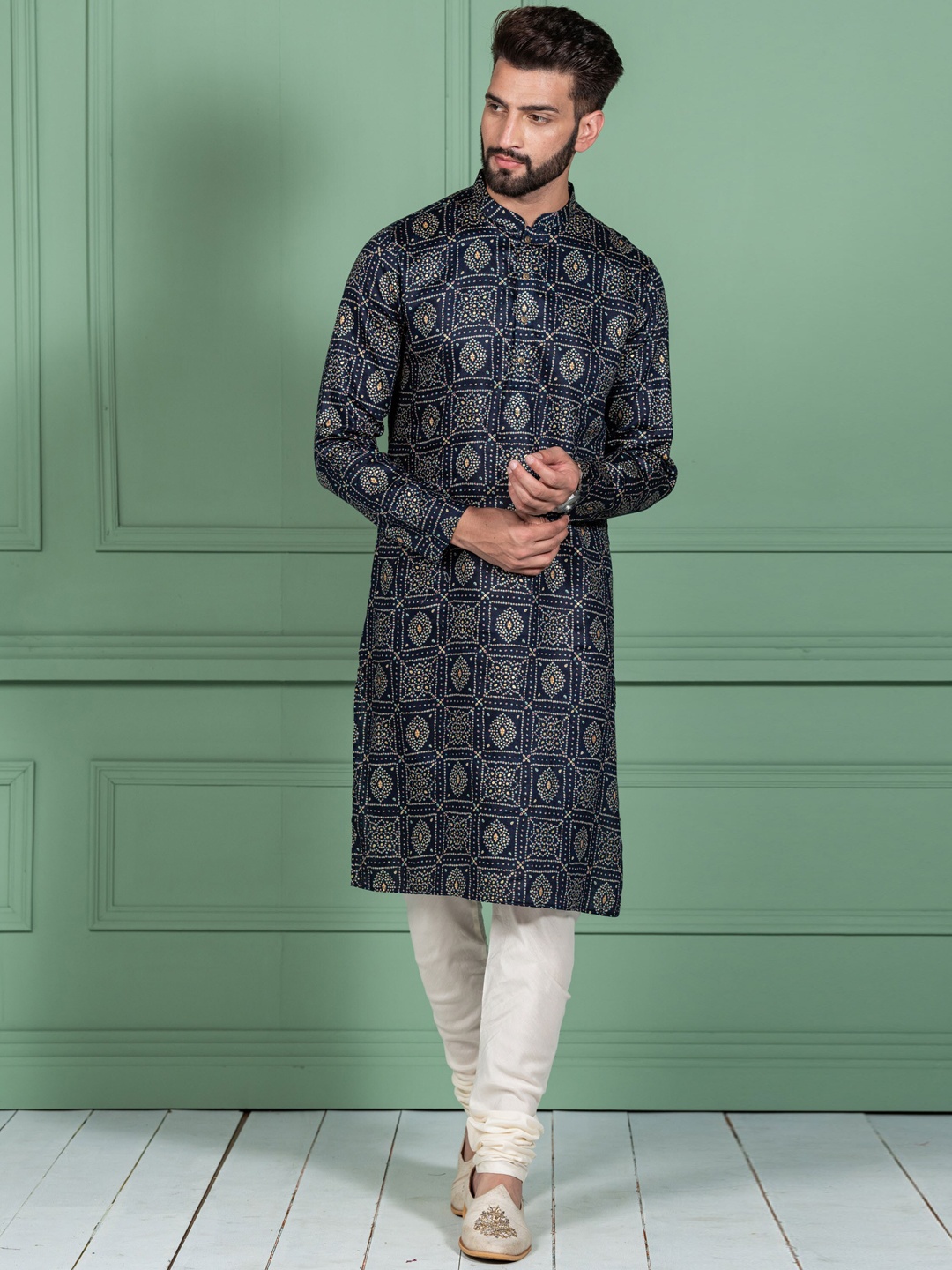 

KISAH Bandhani Printed Mandarin Collar Regular Kurta With Churidar, Navy blue