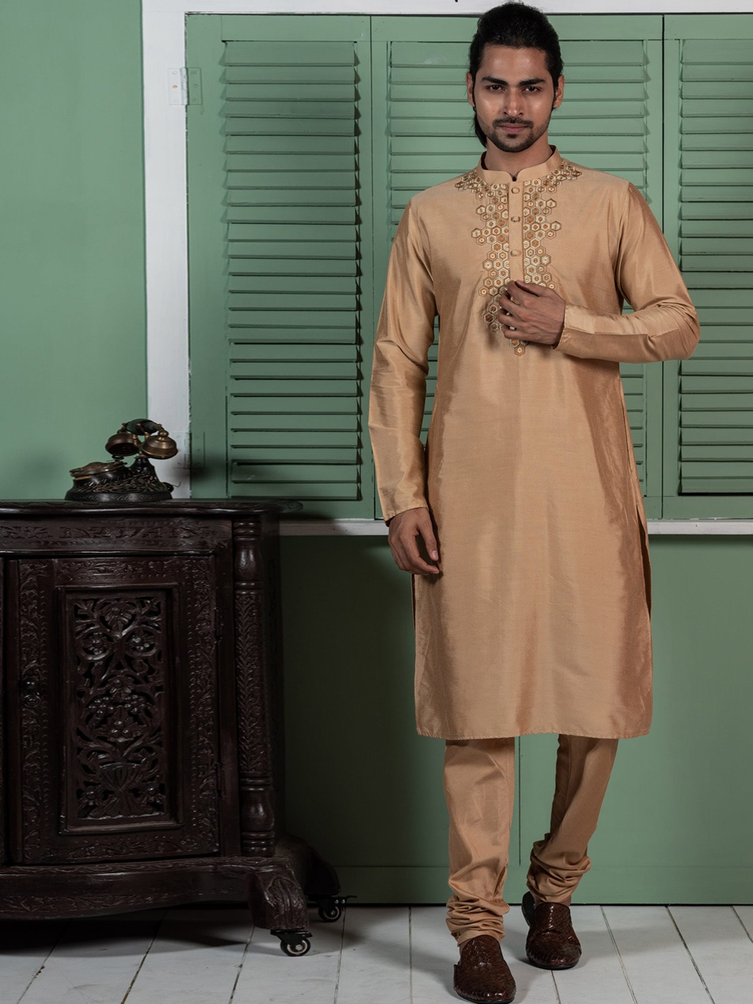 

KISAH Geometric Yoke Design Thread Work Mandarin Collar Kurta with Churidar, Gold