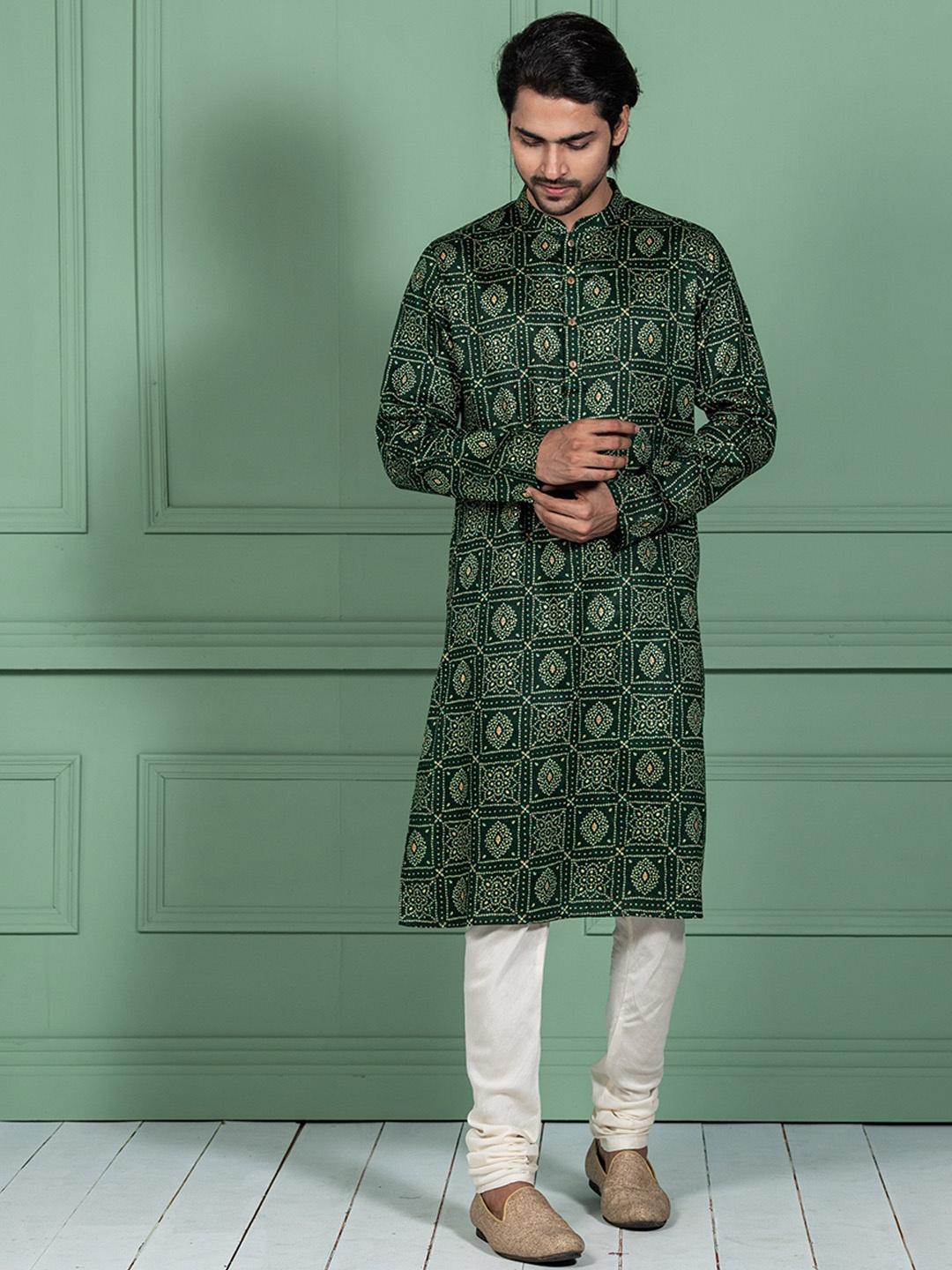 

KISAH Bandhani Printed Mandarin Collar Kurta With Churidar, Green