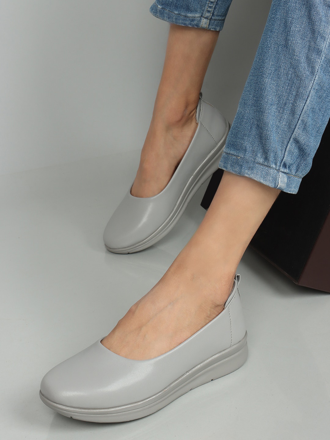 

ICONICS Women Round Toe Ballerinas, Grey
