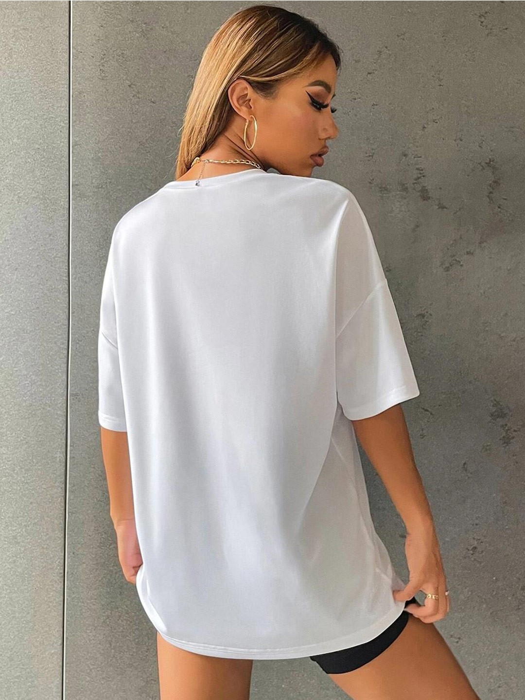 

Kotty Women White Henley Neck Drop-Shoulder Sleeves Monochrome Applique Loose T-shirt