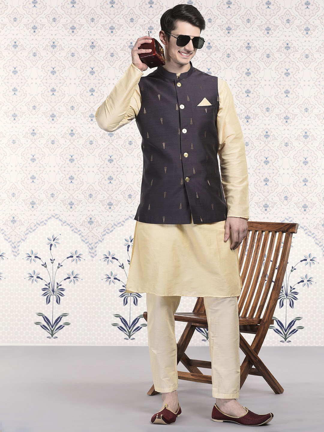

Ode by House of Pataudi Mandarin Collar Kurta with Pyjamas & Nehru Jacket, Cream